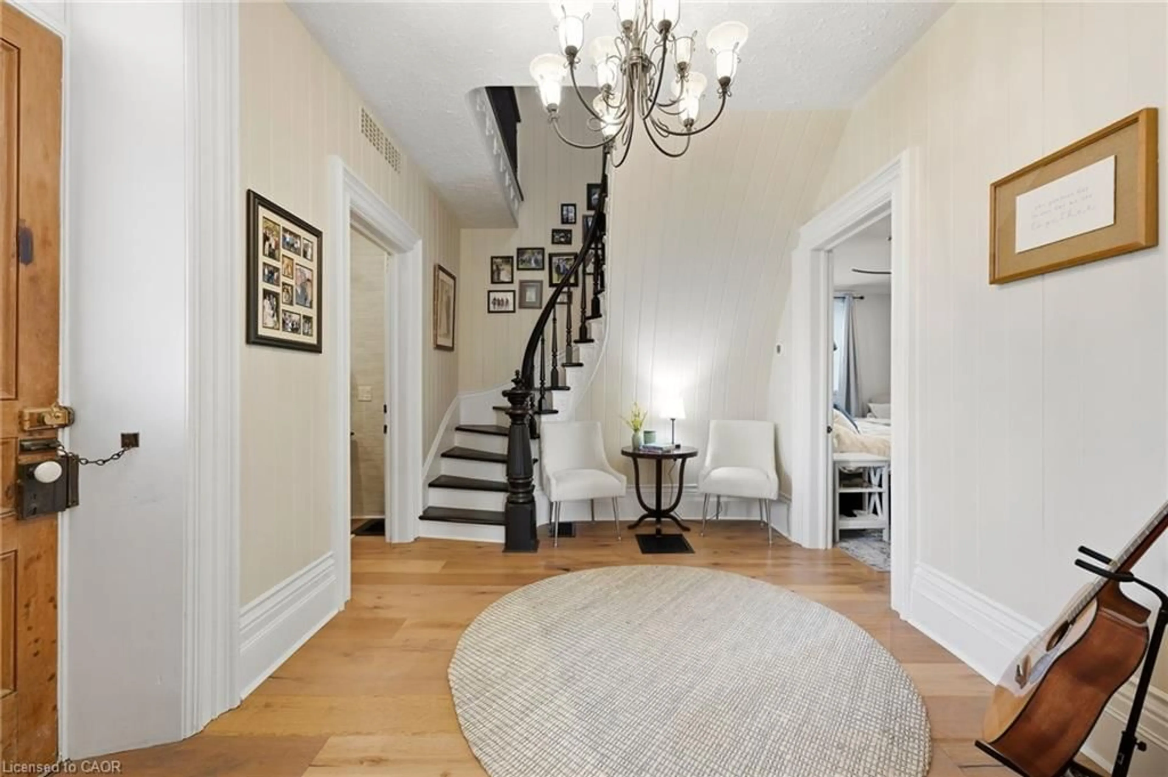 Indoor foyer for 1058 Highway 8, Dundas Ontario L9H 5E1