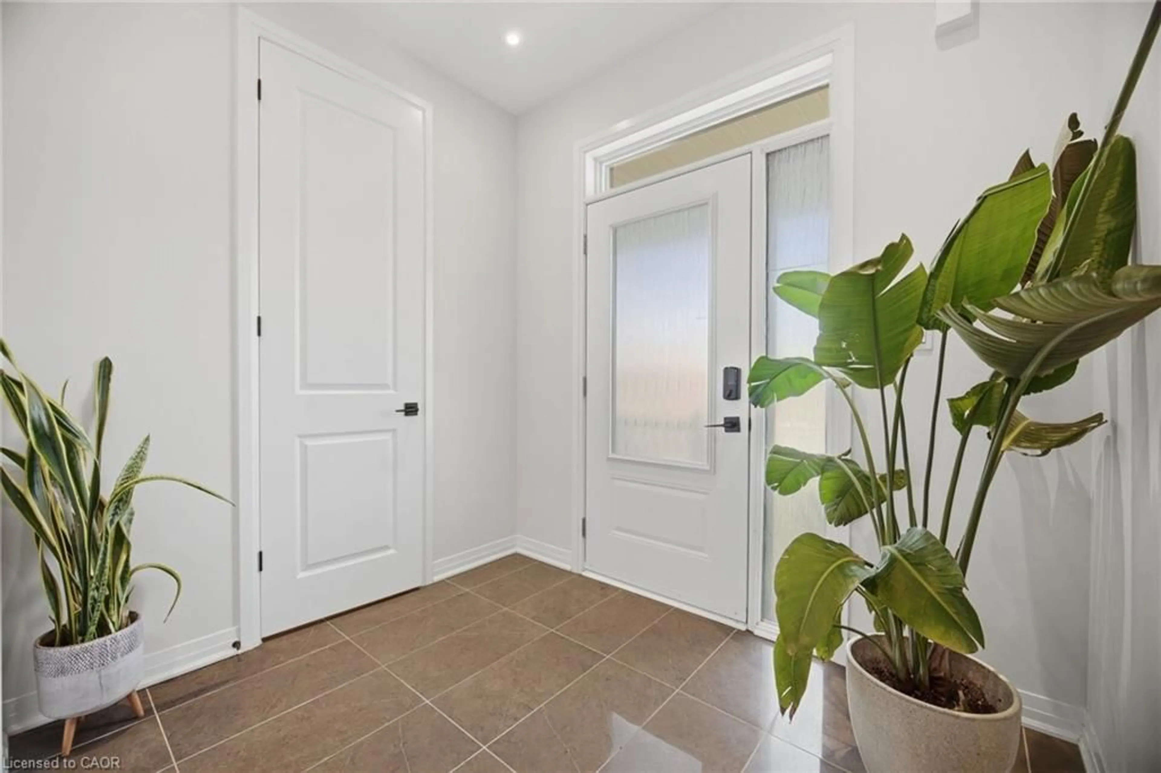 Indoor entryway for 94 Settlers Rd, Oakville Ontario L6H 7W5