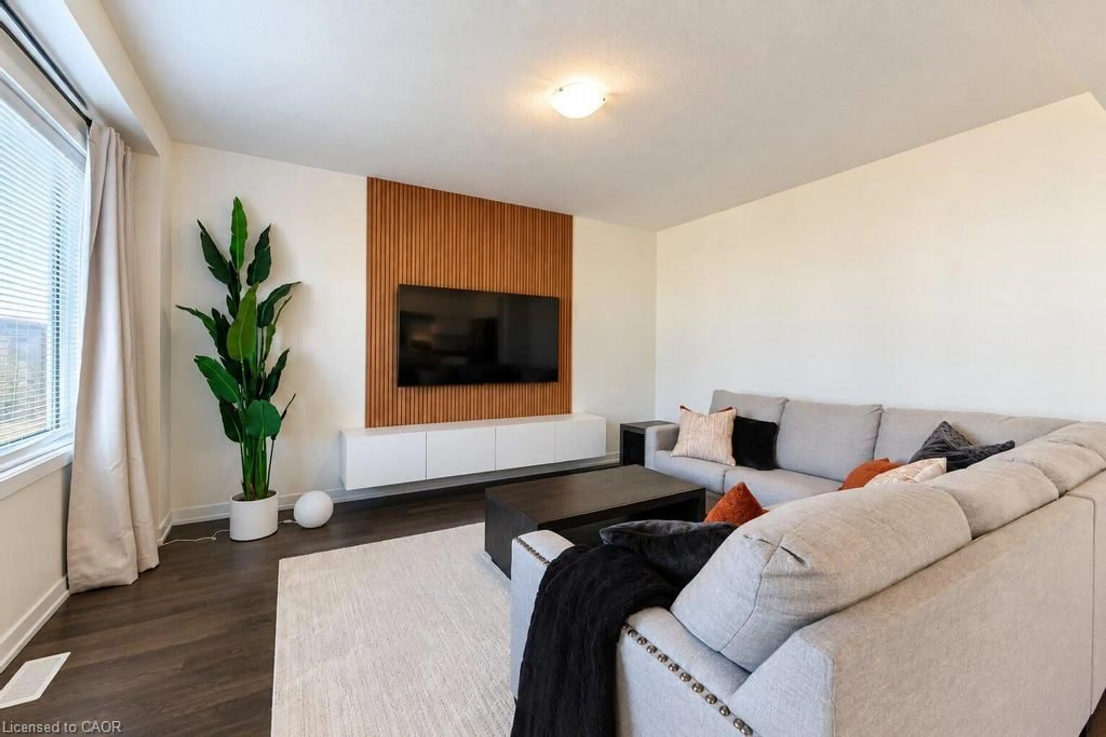 Living room with furniture, wood/laminate floor for 31 Santos Dr, Caledonia Ontario N3W 0H2