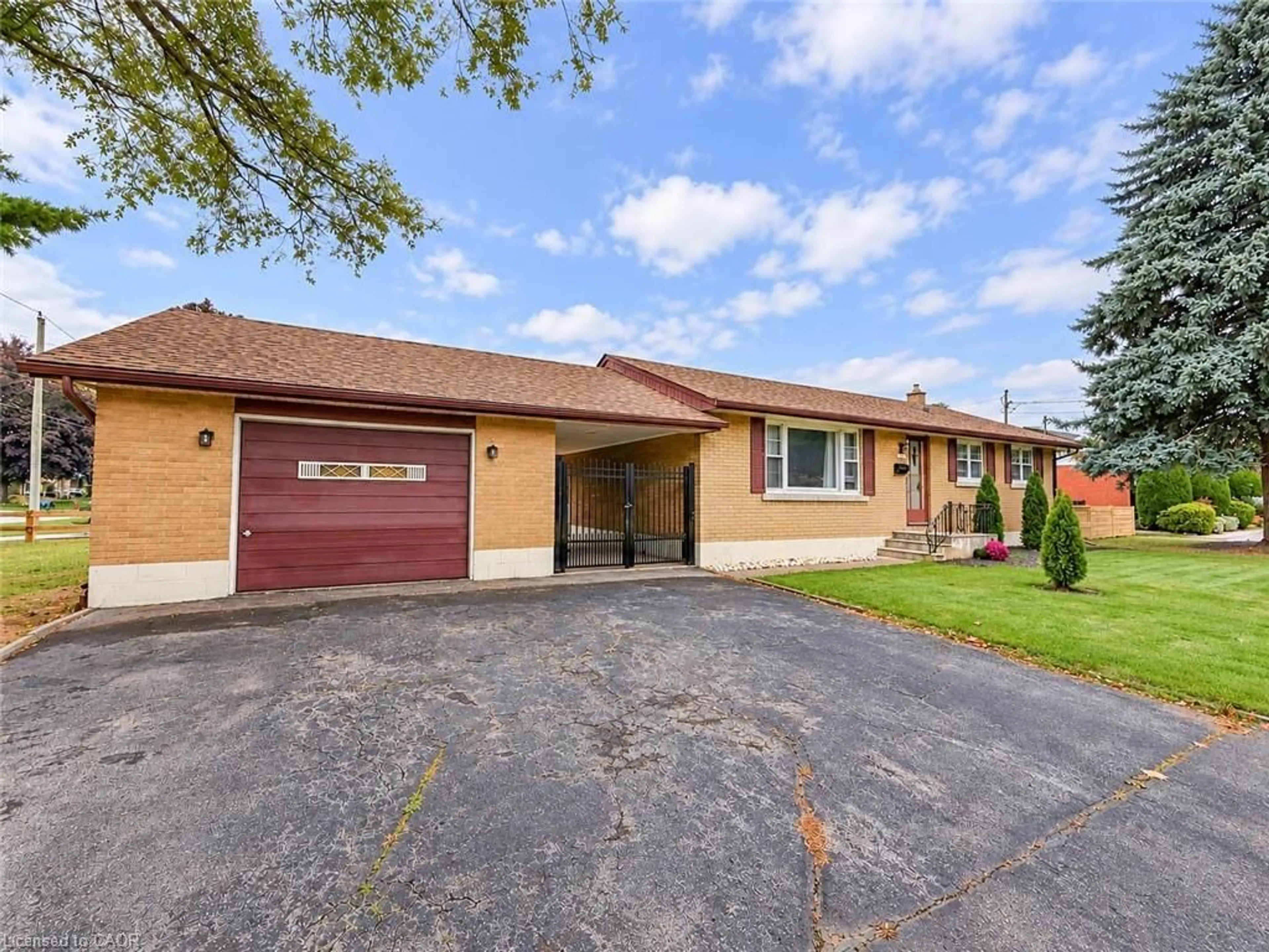 Home with brick exterior material, street for 6558 O'neil St, Niagara Falls Ontario L2J 1N1