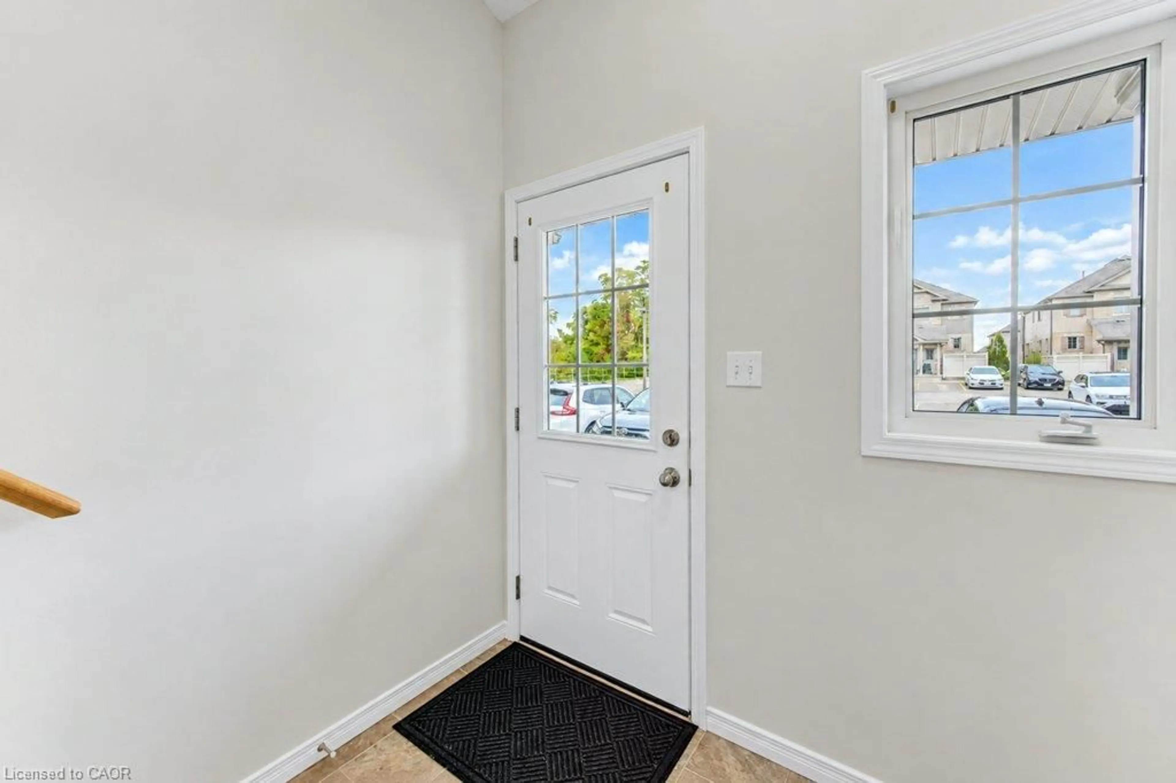 Indoor entryway for 925 Glasgow St #C, Kitchener Ontario N2H 0B5