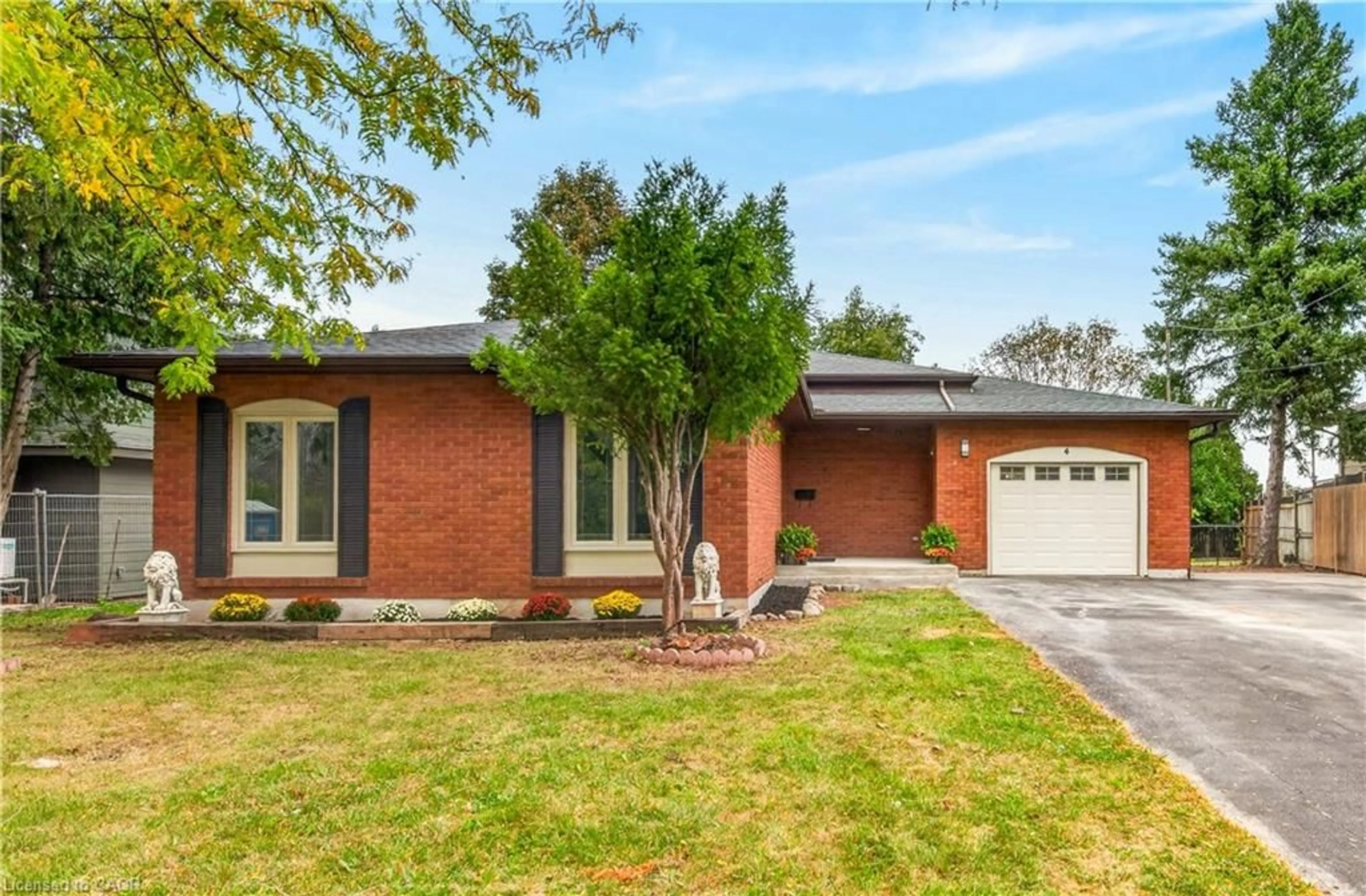 Home with brick exterior material, street for 4 Woodcrest Dr, Grimsby Ontario L3M 1C4