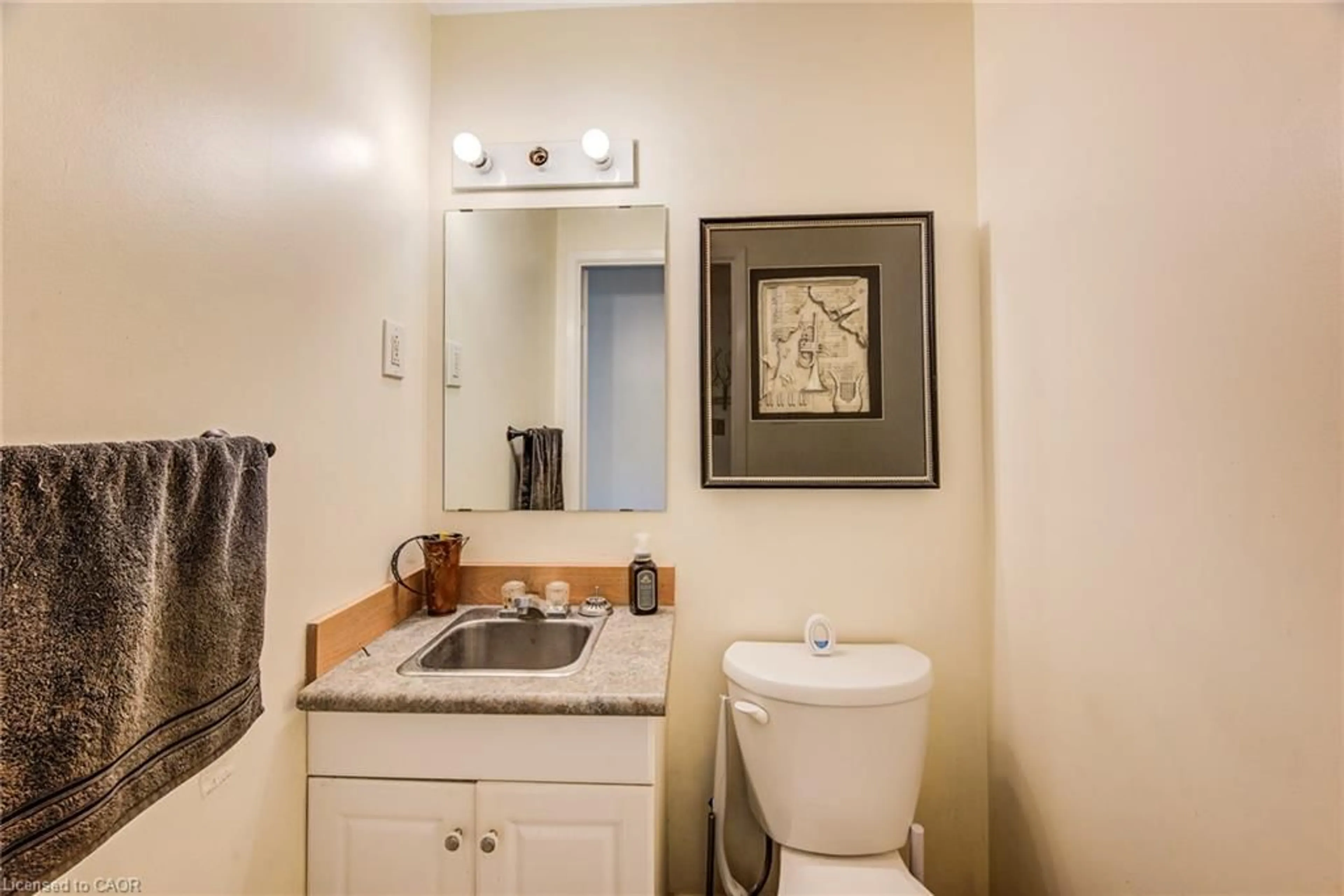 Standard bathroom, ceramic/tile floor for 428B Dunvegan Dr, Waterloo Ontario N2K 2C7