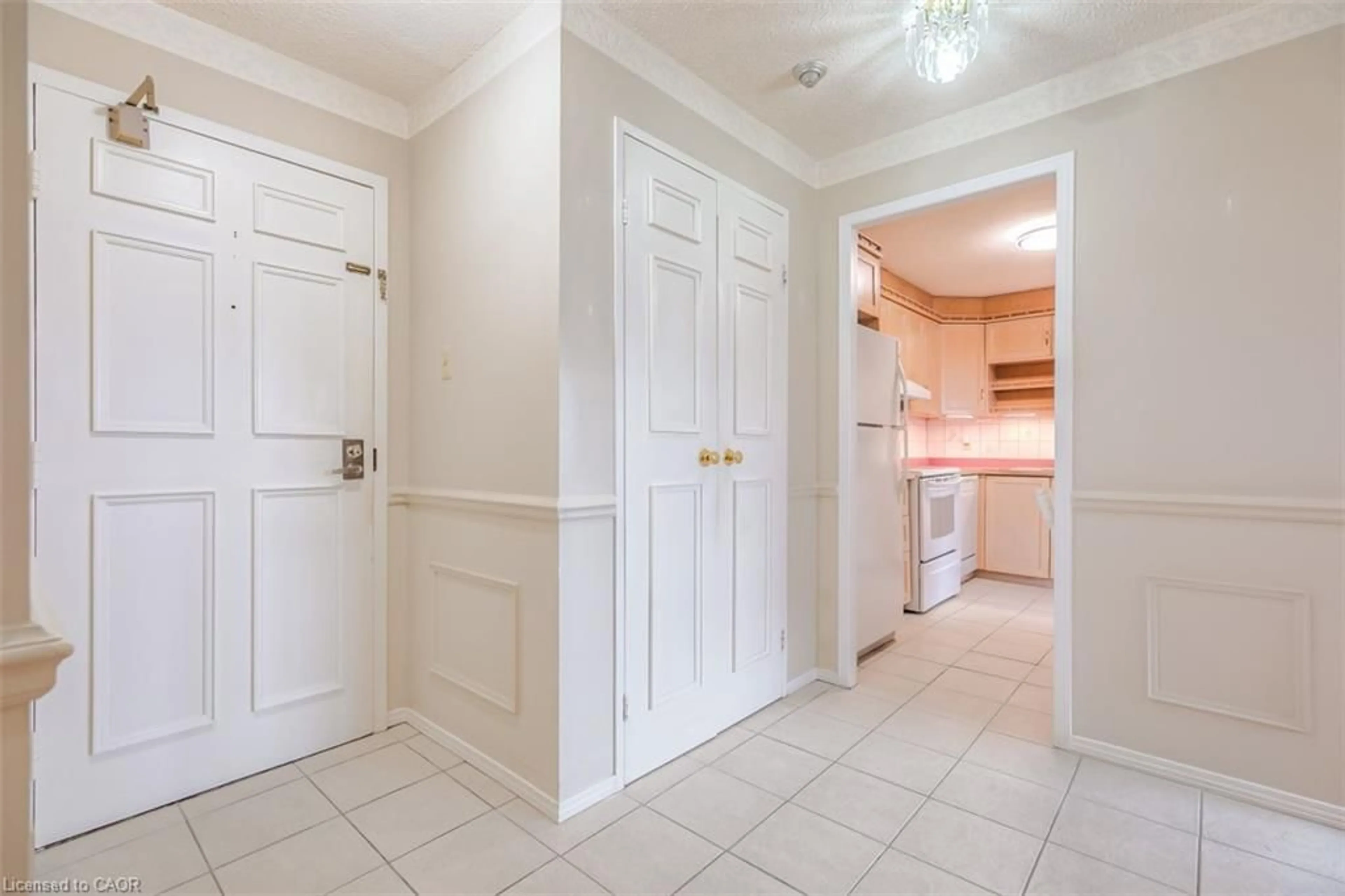 Indoor entryway for 3695 Kaneff Cres #612, Mississauga Ontario L5A 4B6