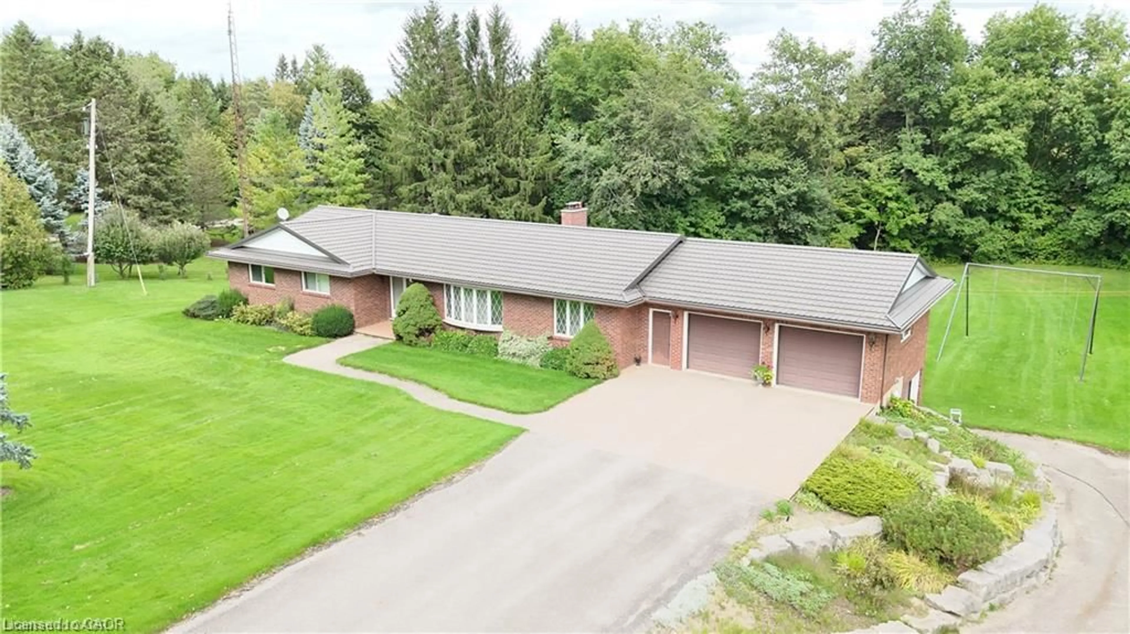 A pic from outside/outdoor area/front of a property/back of a property/a pic from drone, street for 1177 Perth St, New Hamburg Ontario N3A 1S1