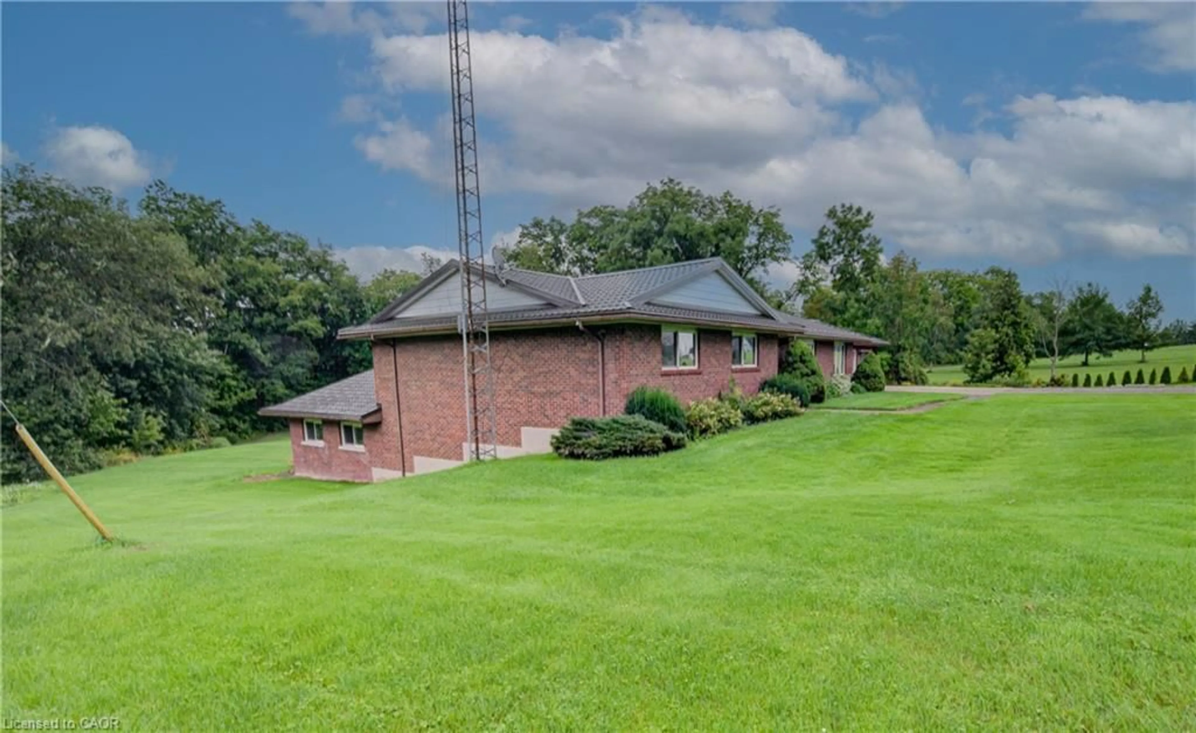 A pic from outside/outdoor area/front of a property/back of a property/a pic from drone, building for 1177 Perth St, New Hamburg Ontario N3A 1S1