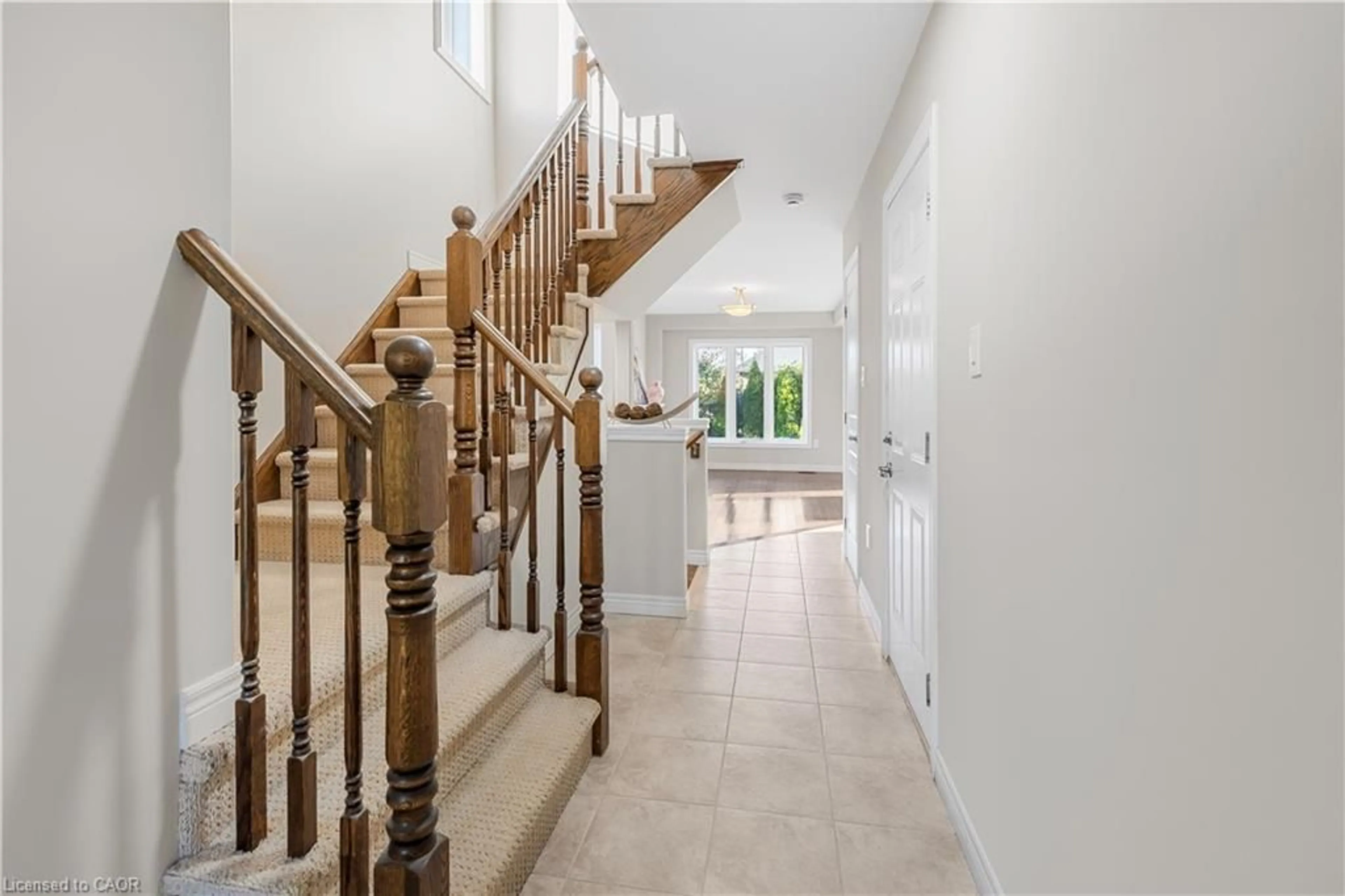 Indoor foyer for 4891 Adam Crt, Beamsville Ontario L3J 1M4