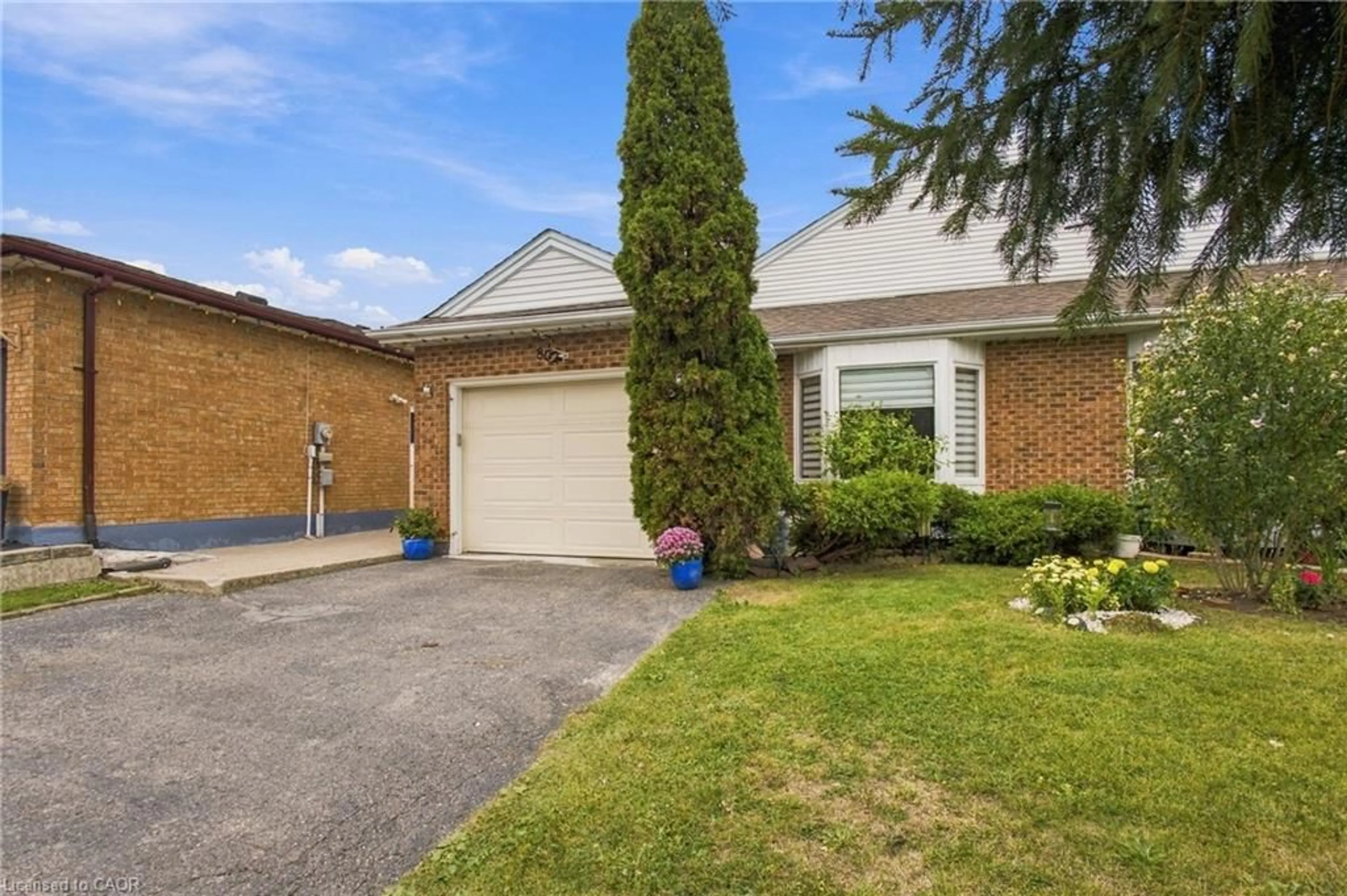 Home with brick exterior material, street for 802 Strasburg Rd, Kitchener Ontario N2E 2Y3