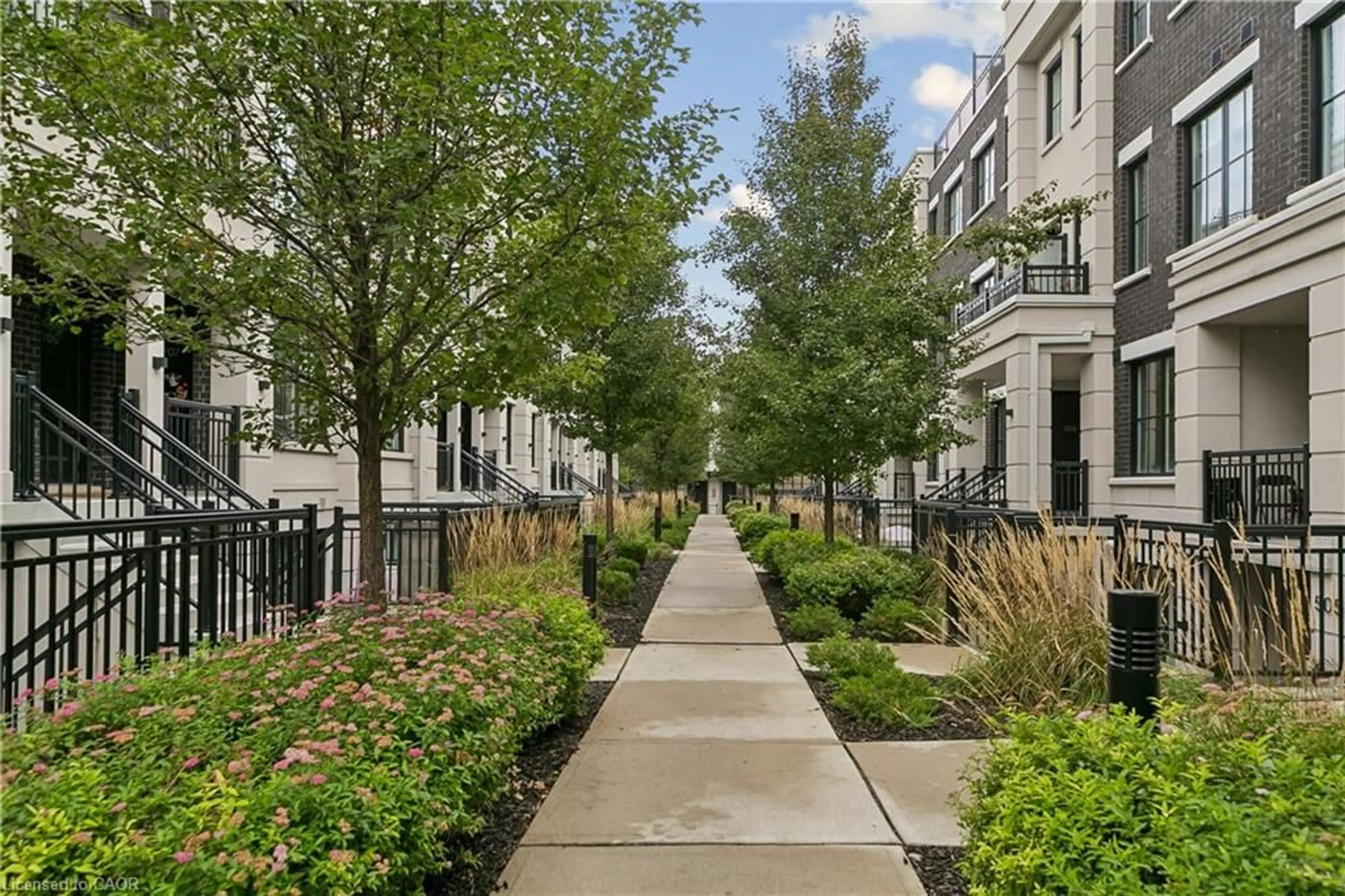 Patio, street for 665 Cricklewood Dr #703, Mississauga Ontario L5G 0B9