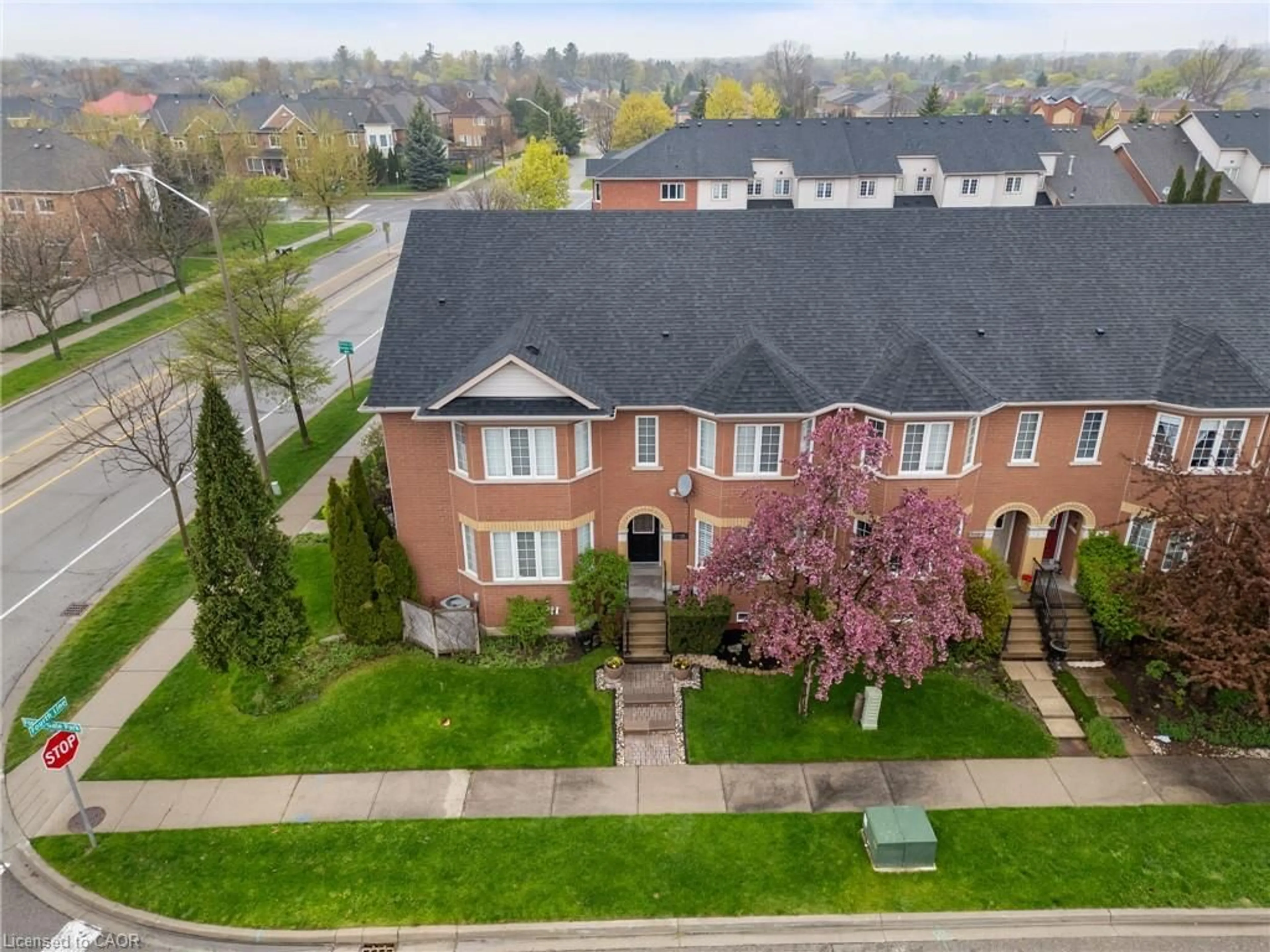 A pic from outside/outdoor area/front of a property/back of a property/a pic from drone, unknown for 2130 Forest Gate Pk, Oakville Ontario L6M 4B4