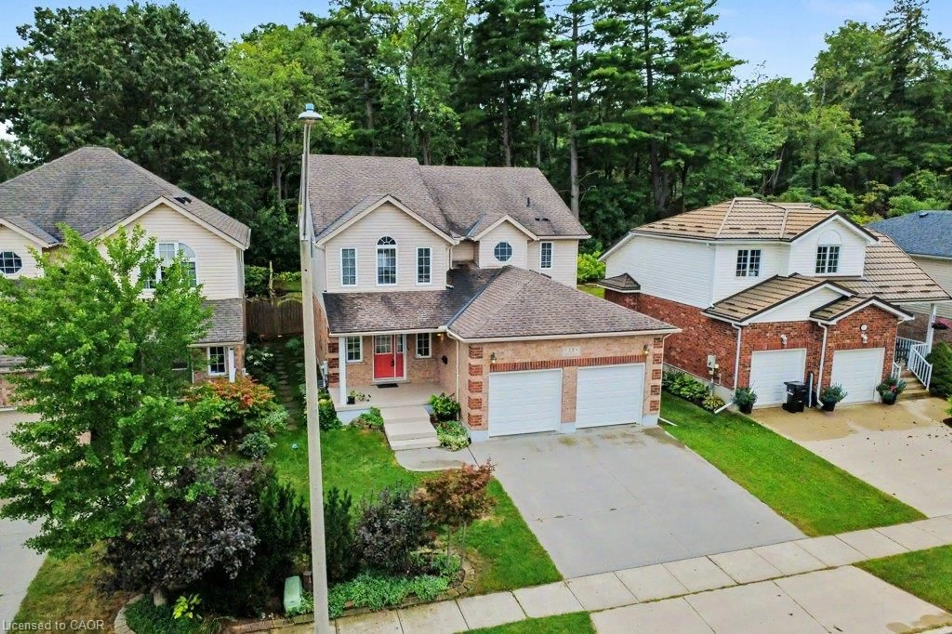 A pic from outside/outdoor area/front of a property/back of a property/a pic from drone, street for 15 Sim Crt, Cambridge Ontario N1S 5B1