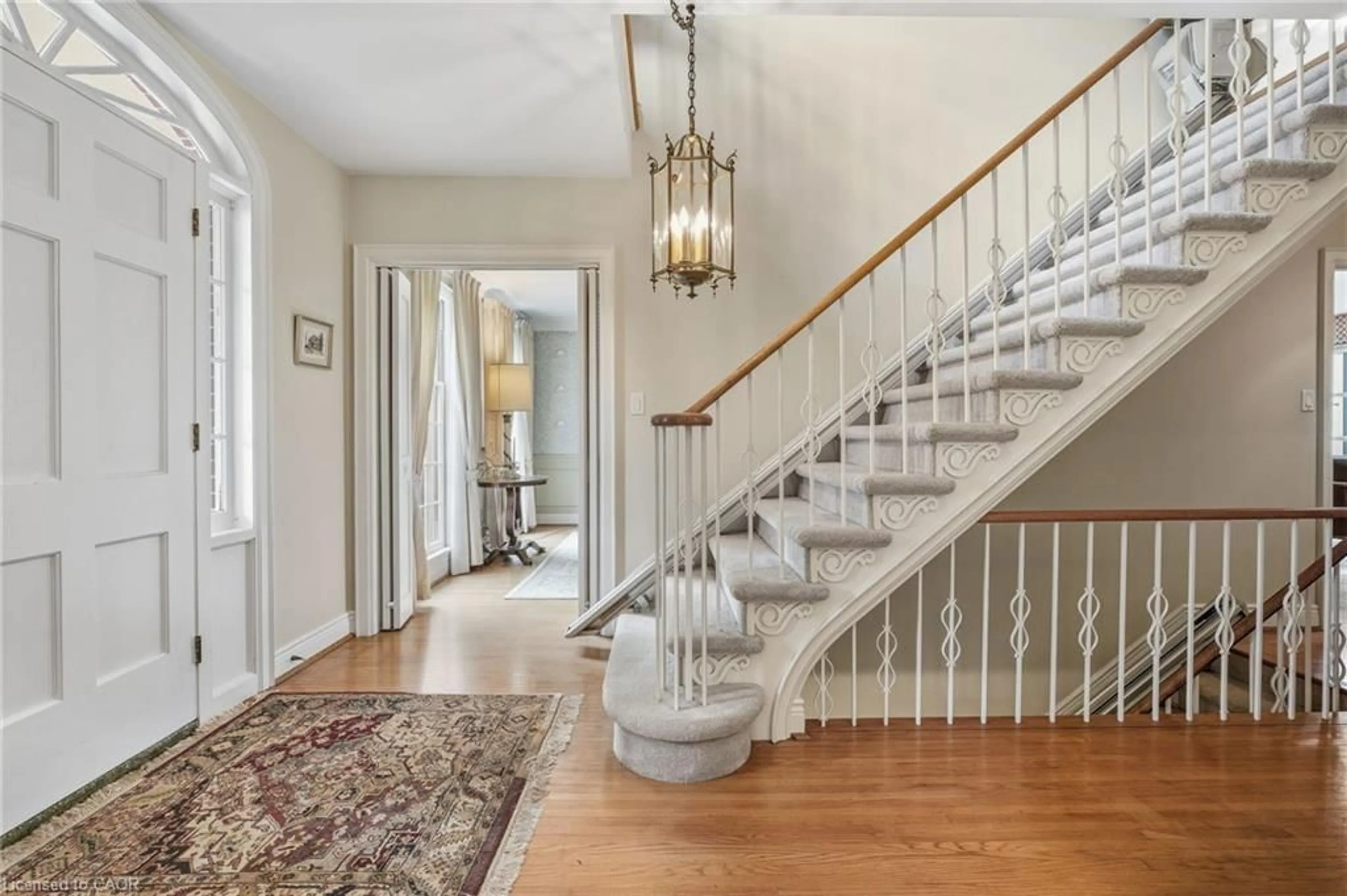 Indoor entryway for 152 Breckondale Crt, Burlington Ontario L7N 1X7