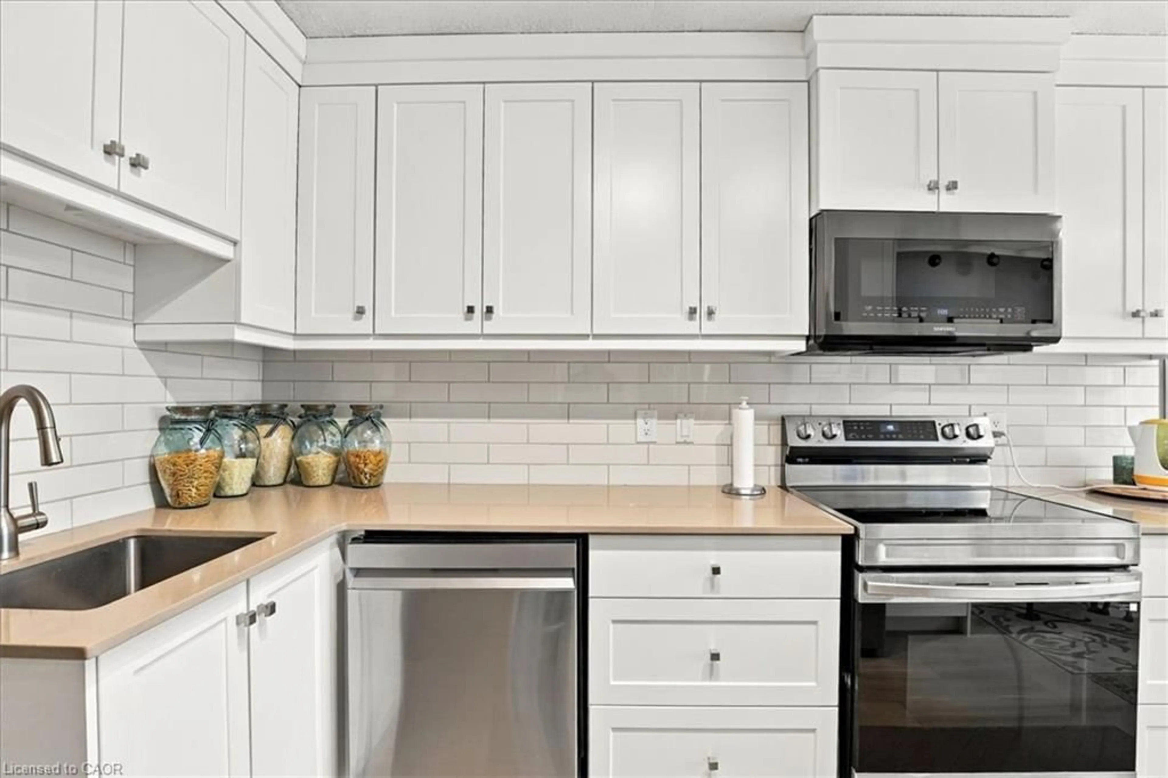 Open concept kitchen, ceramic/tile floor for 30 Green Valley Dr #36, Kitchener Ontario N2P 1G8