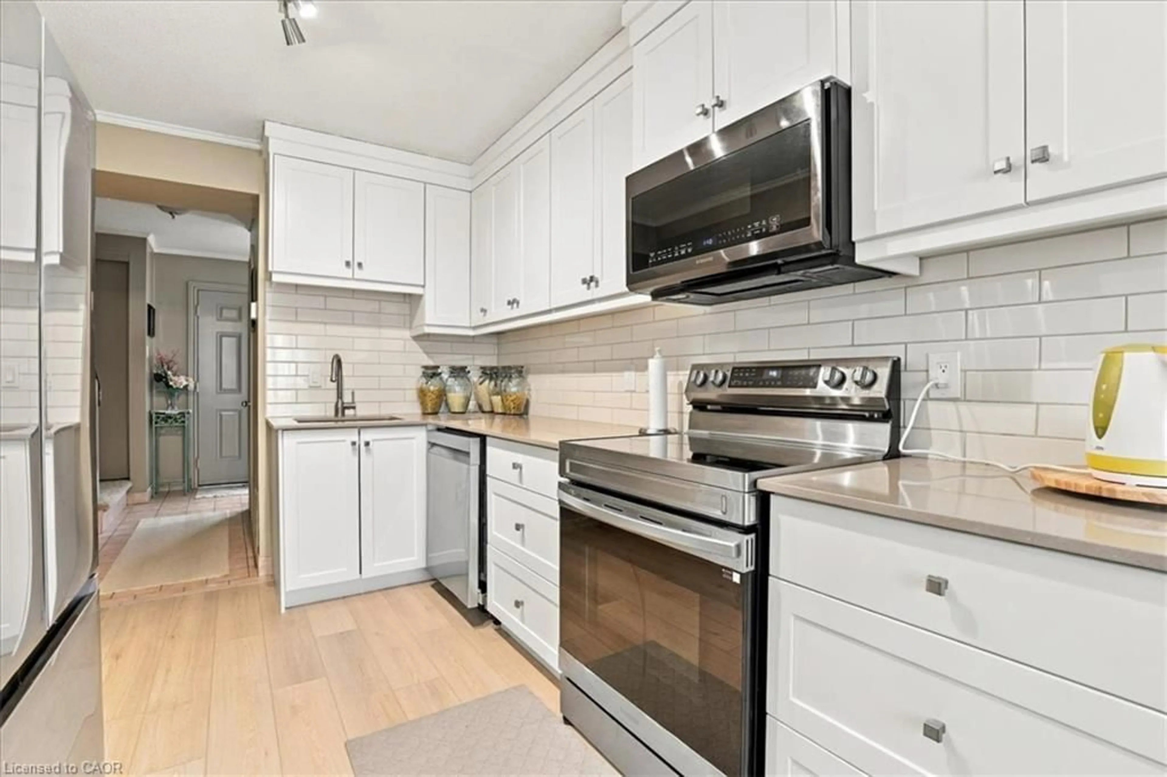 Open concept kitchen, ceramic/tile floor for 30 Green Valley Dr #36, Kitchener Ontario N2P 1G8
