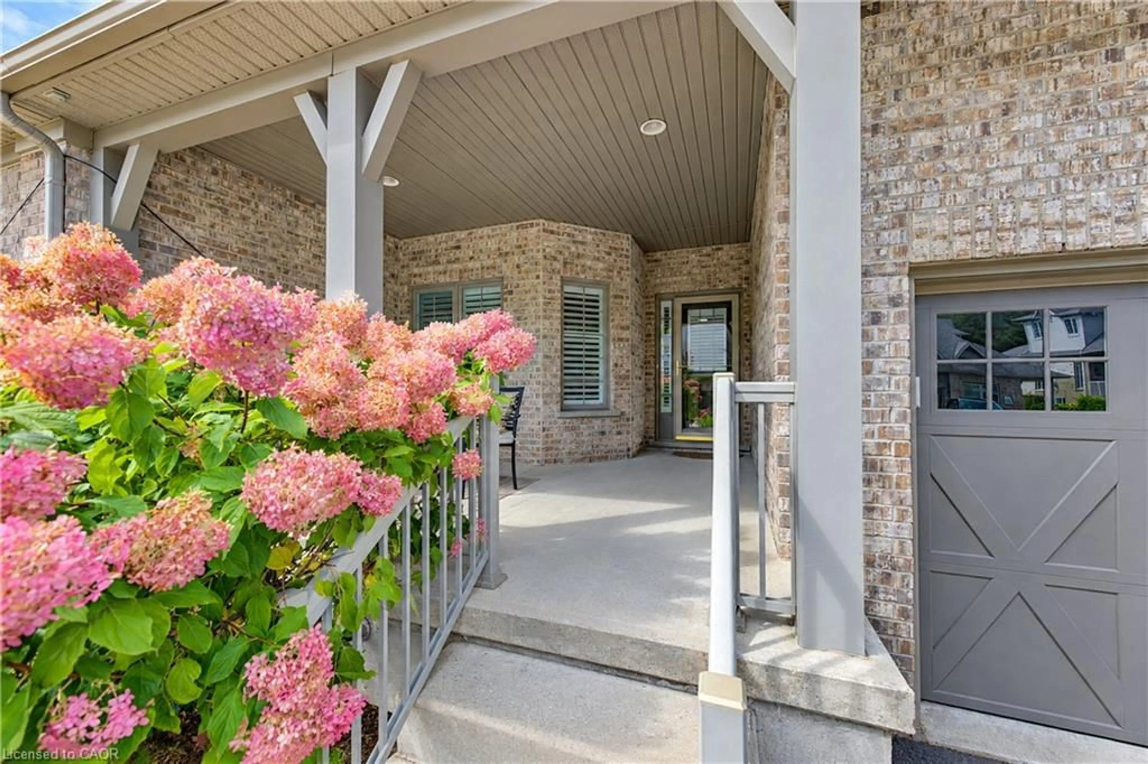 Indoor entryway for 222 Chestnut Hill Cres, Kitchener Ontario N2P 2X3