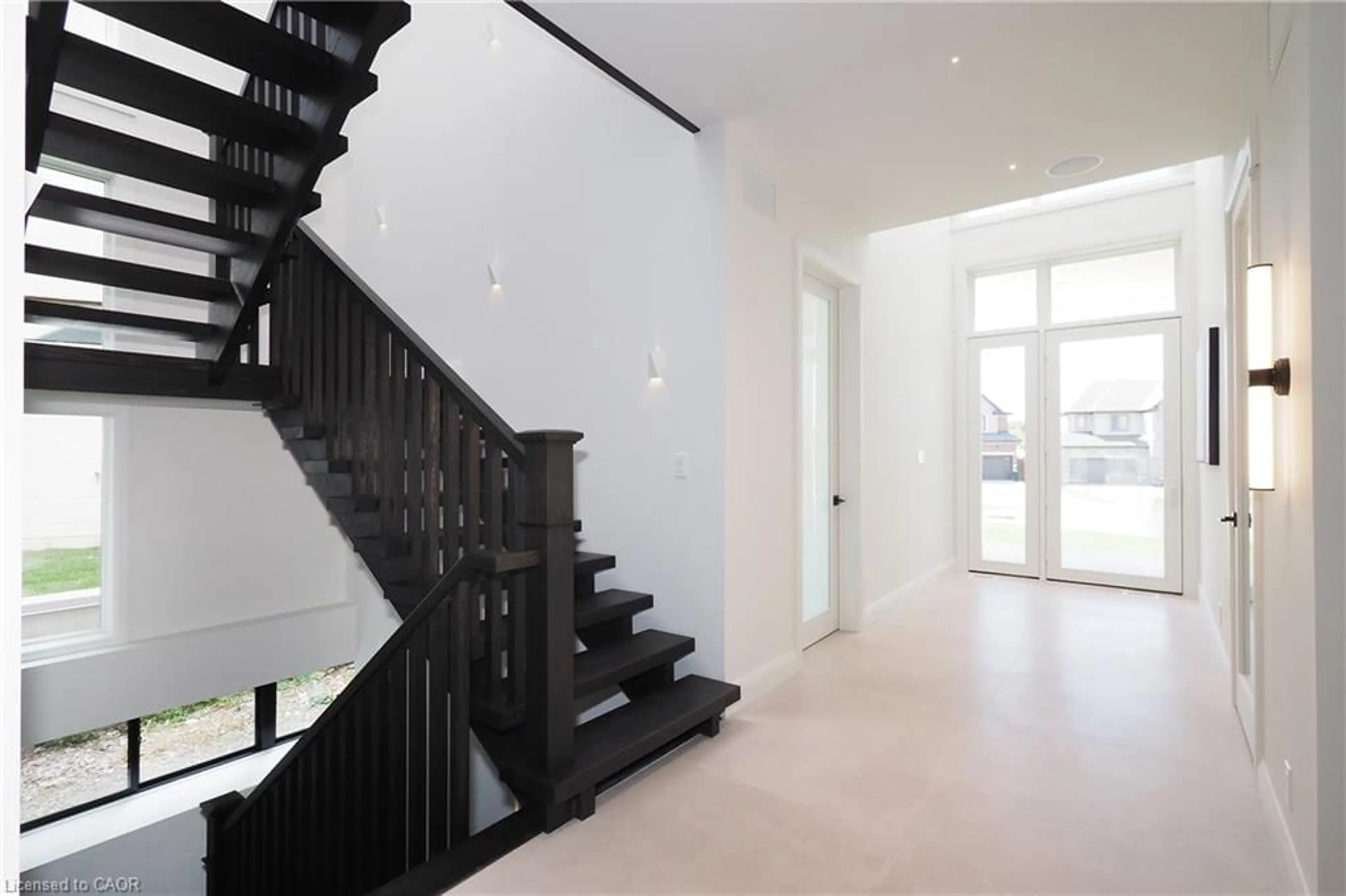Indoor foyer for 560 Werni Crt, Waterloo Ontario N2V 2S7