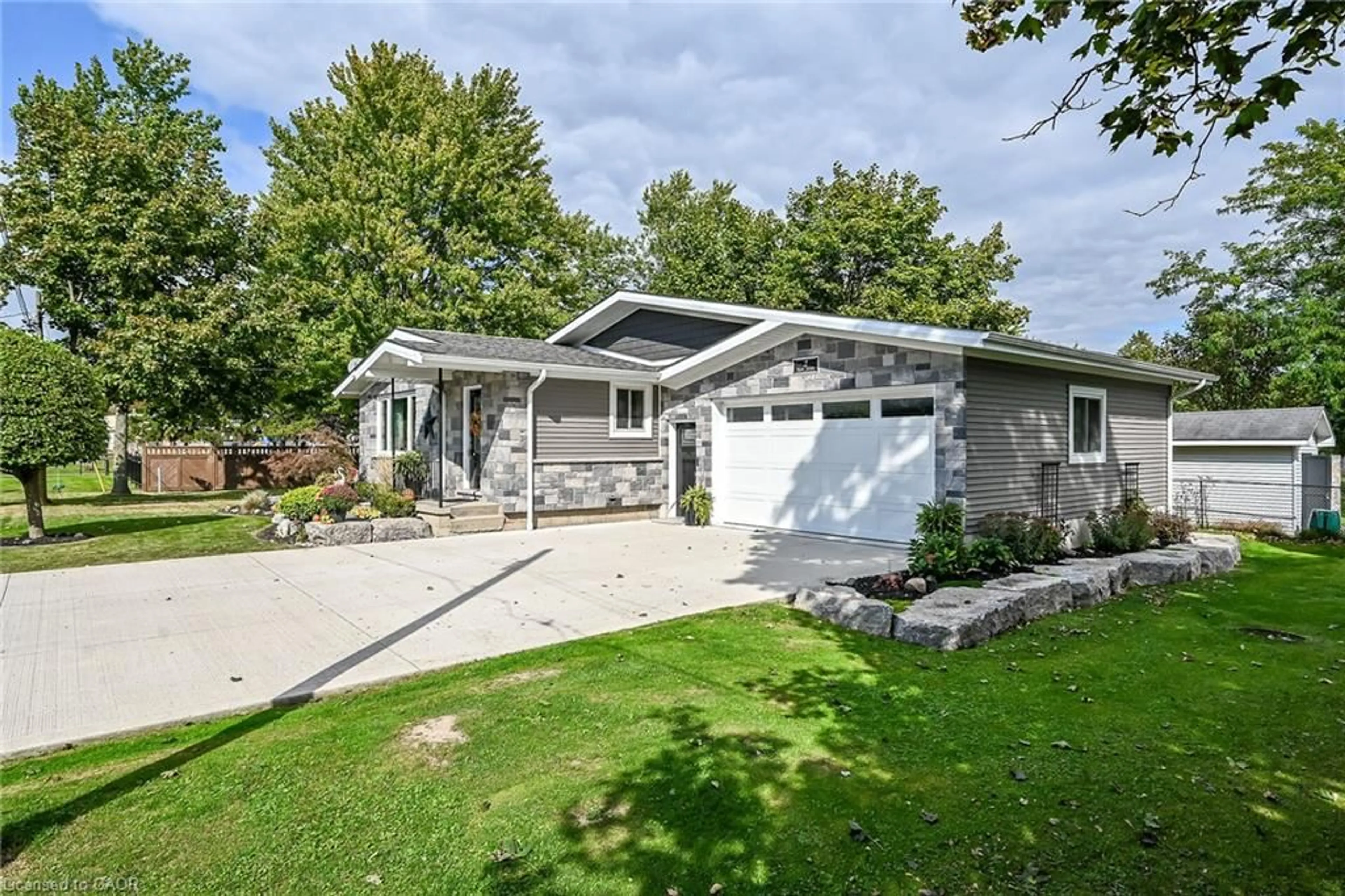 Home with vinyl exterior material, street for 2 Keen St, Jarvis Ontario N0A 1J0