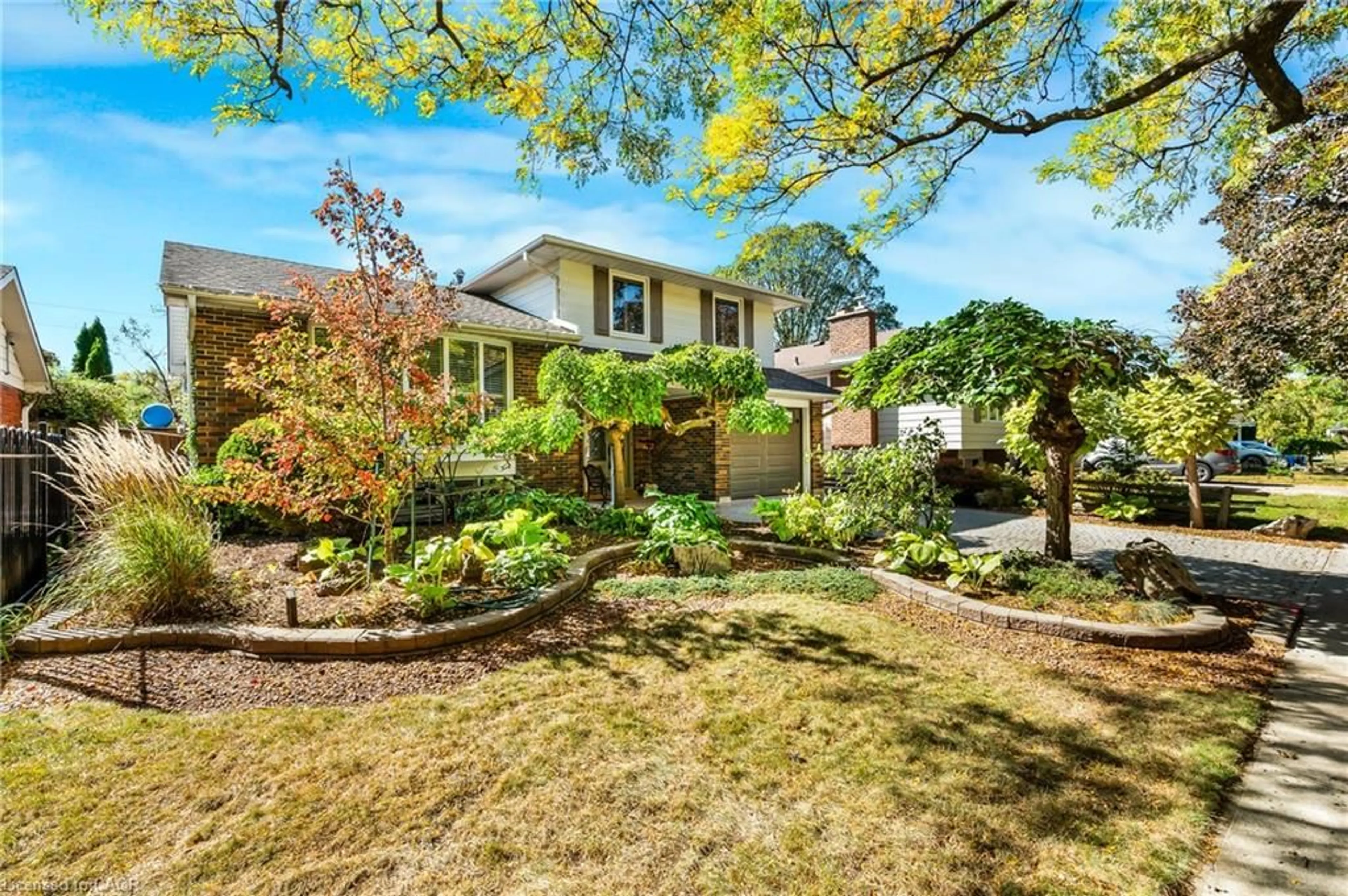 A pic from outside/outdoor area/front of a property/back of a property/a pic from drone, street for 588 Louise Dr, Burlington Ontario L7L 2T9
