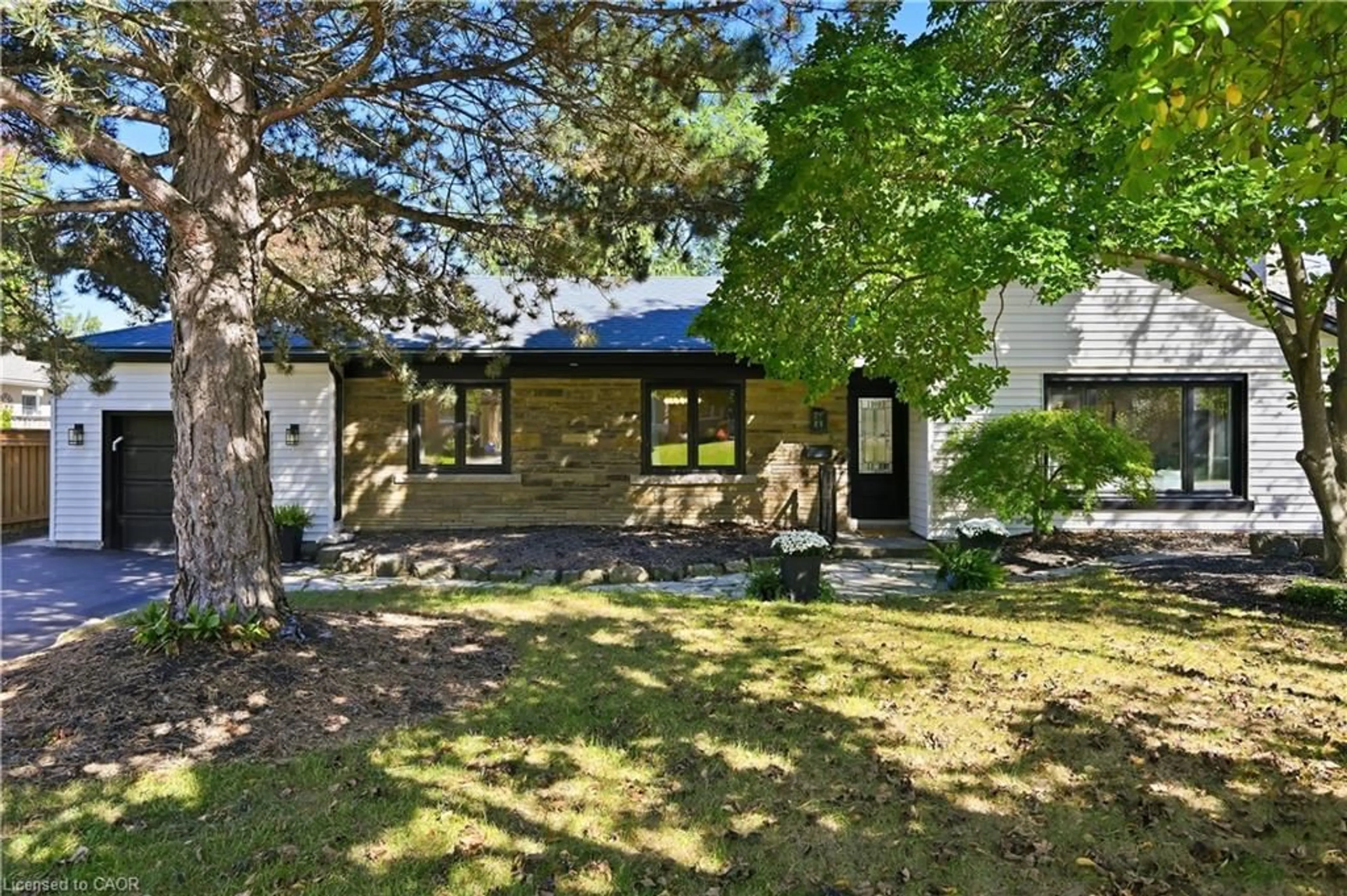 A pic from outside/outdoor area/front of a property/back of a property/a pic from drone, street for 869 Condor Dr, Burlington Ontario L7T 3A8