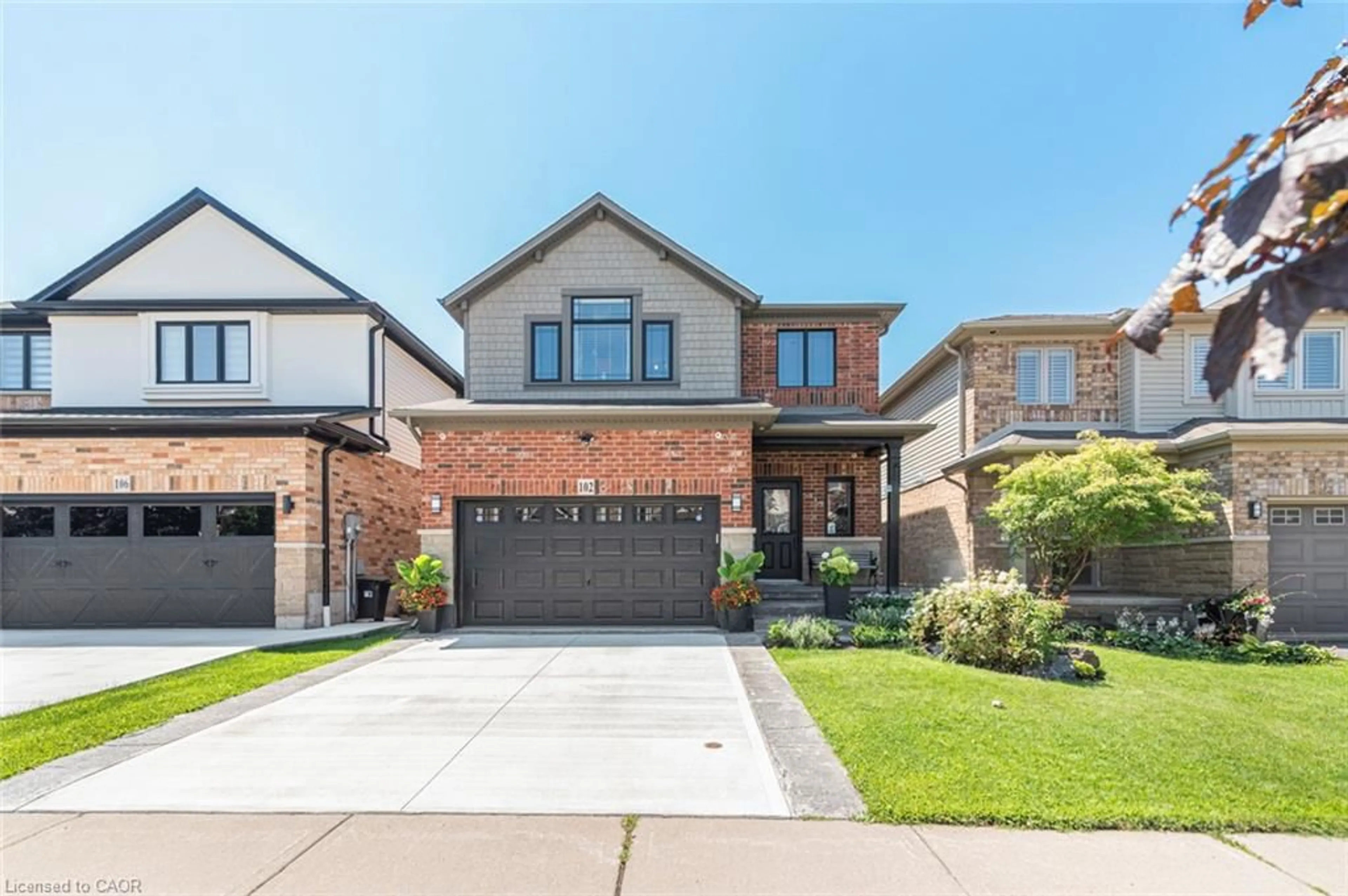 Home with brick exterior material, street for 102 Willow Lane, Grimsby Ontario L3M 5P7