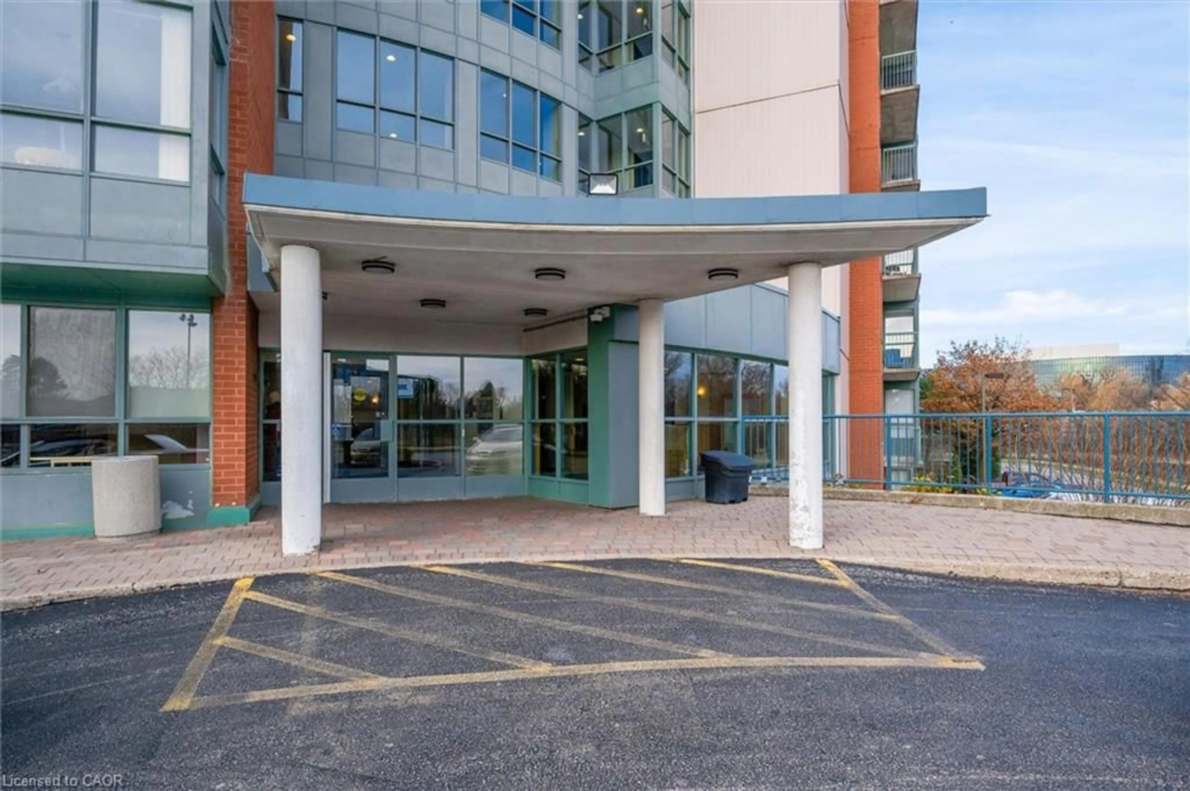 Indoor foyer for 30 Blue Springs Dr #307, Waterloo Ontario N2J 4T2