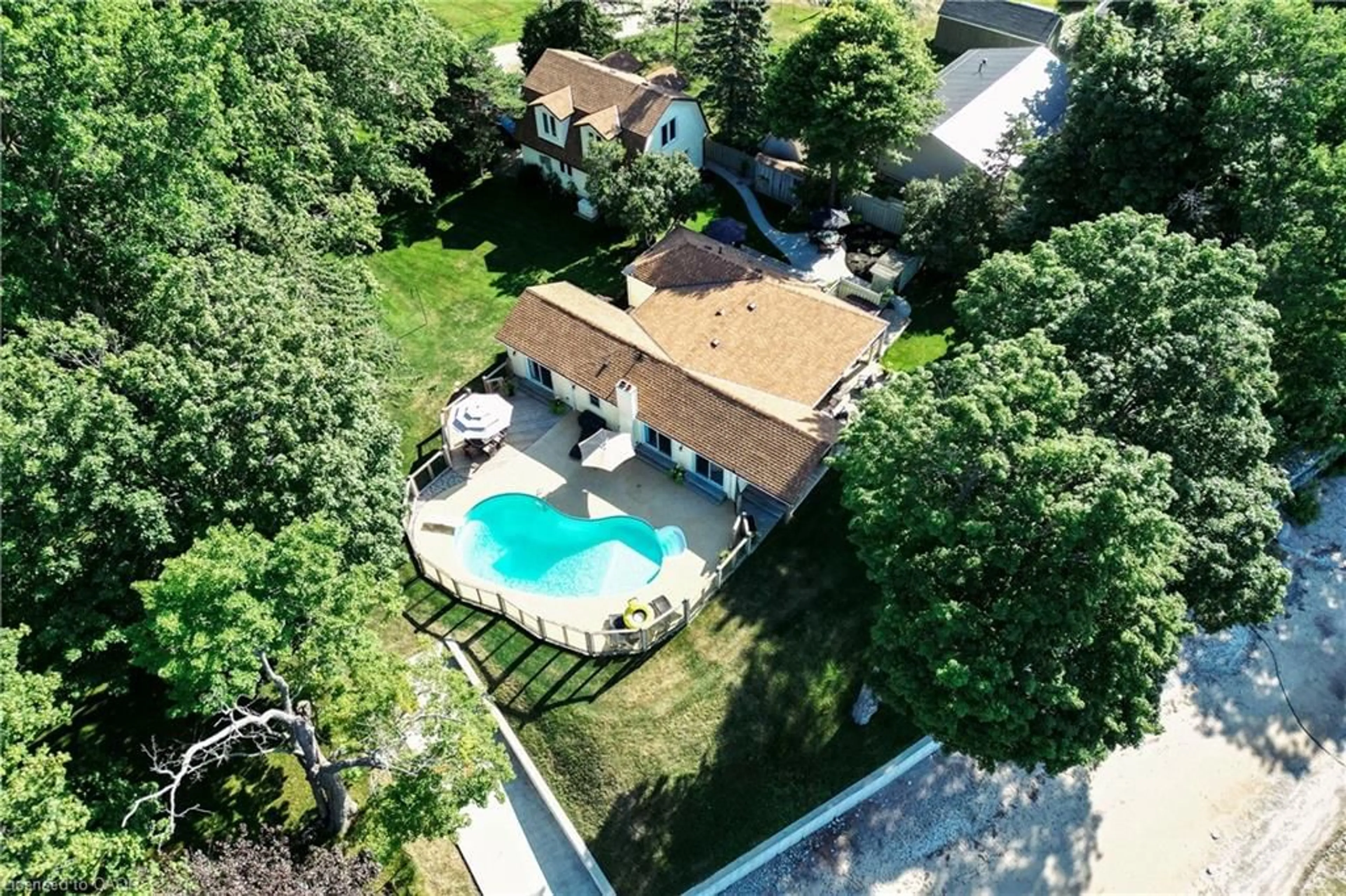 A pic from outside/outdoor area/front of a property/back of a property/a pic from drone, street for 34 Hoover Point Lane, Selkirk Ontario N0A 1P0
