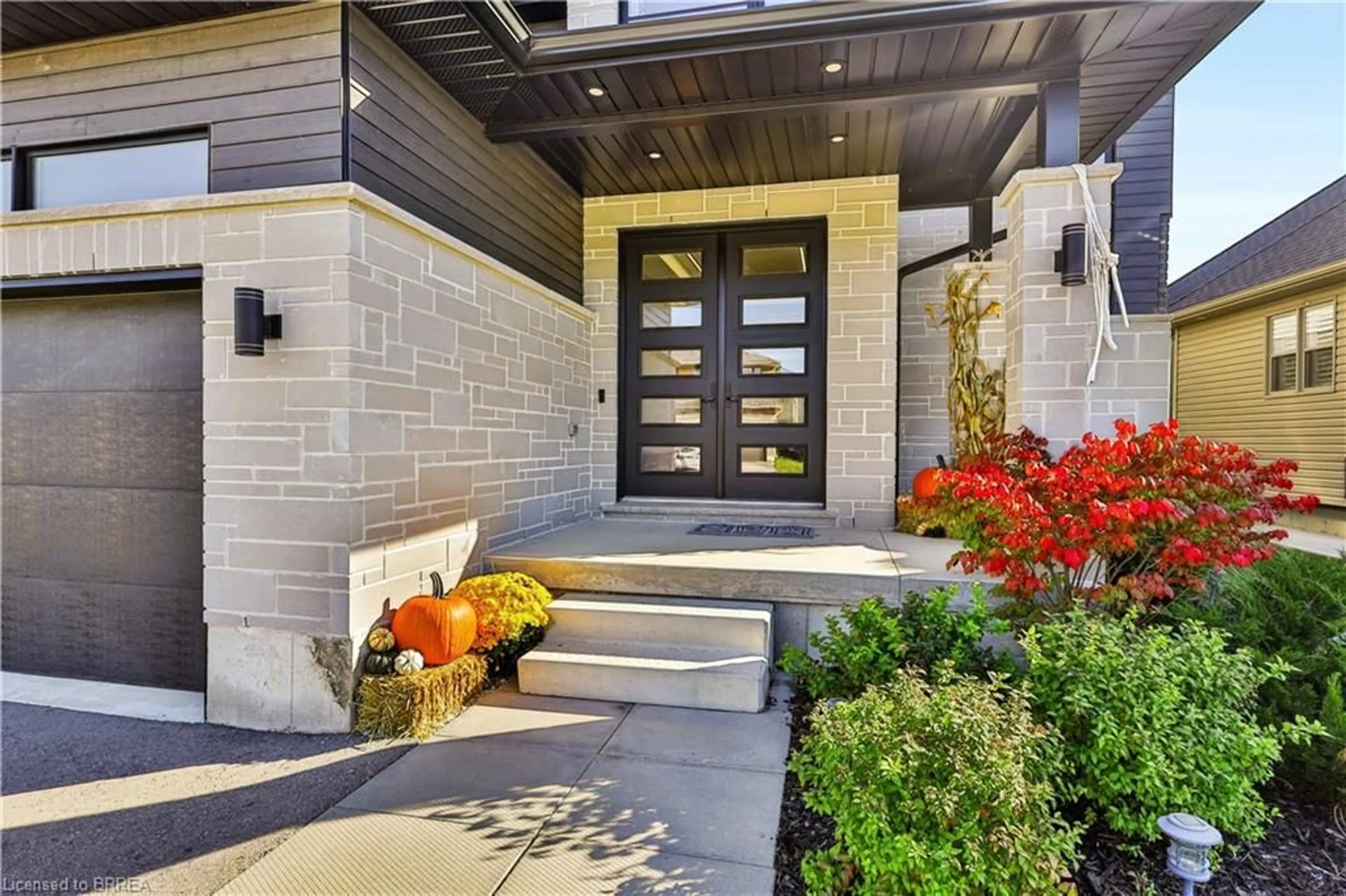Indoor entryway for 13B Cumberland St, Brantford Ontario N3S 7J6