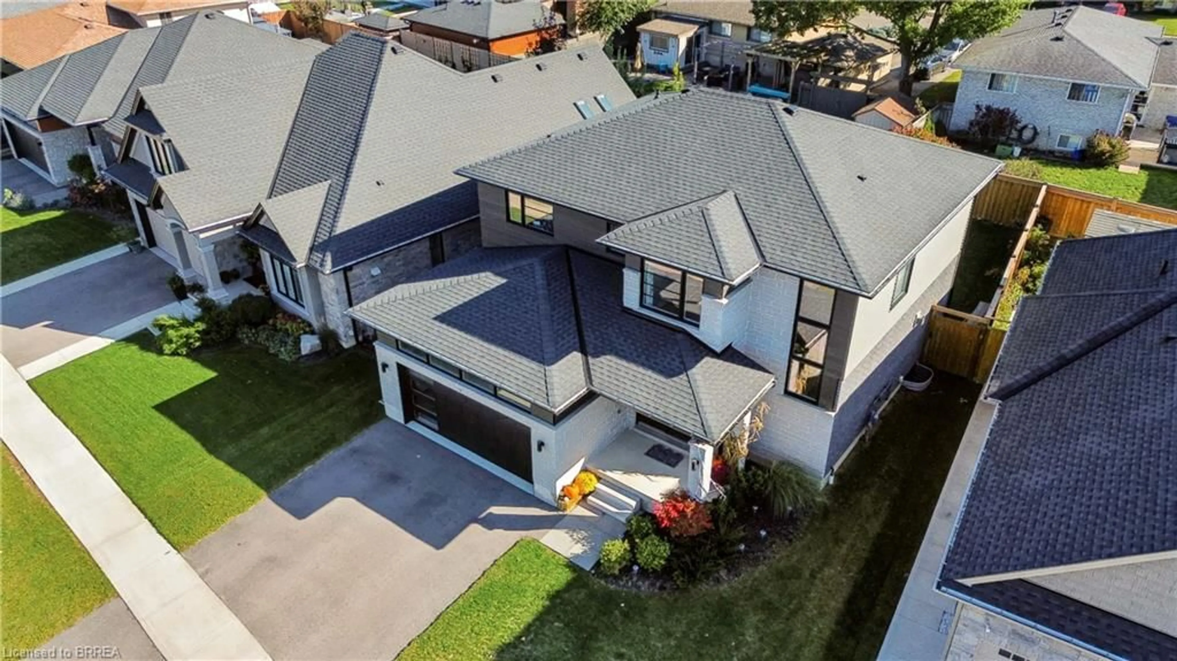 A pic from outside/outdoor area/front of a property/back of a property/a pic from drone, street for 13B Cumberland St, Brantford Ontario N3S 7J6