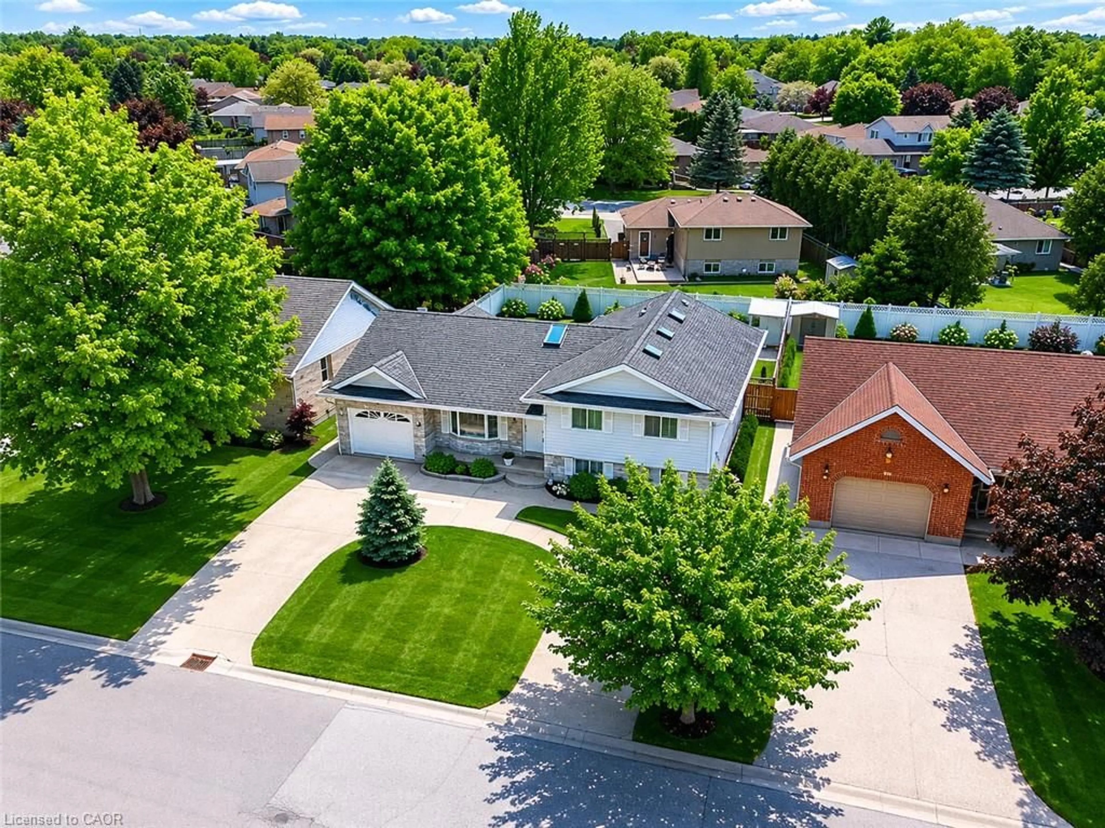 A pic from outside/outdoor area/front of a property/back of a property/a pic from drone, street for 102 Allen St, Tillsonburg Ontario N4G 5K1