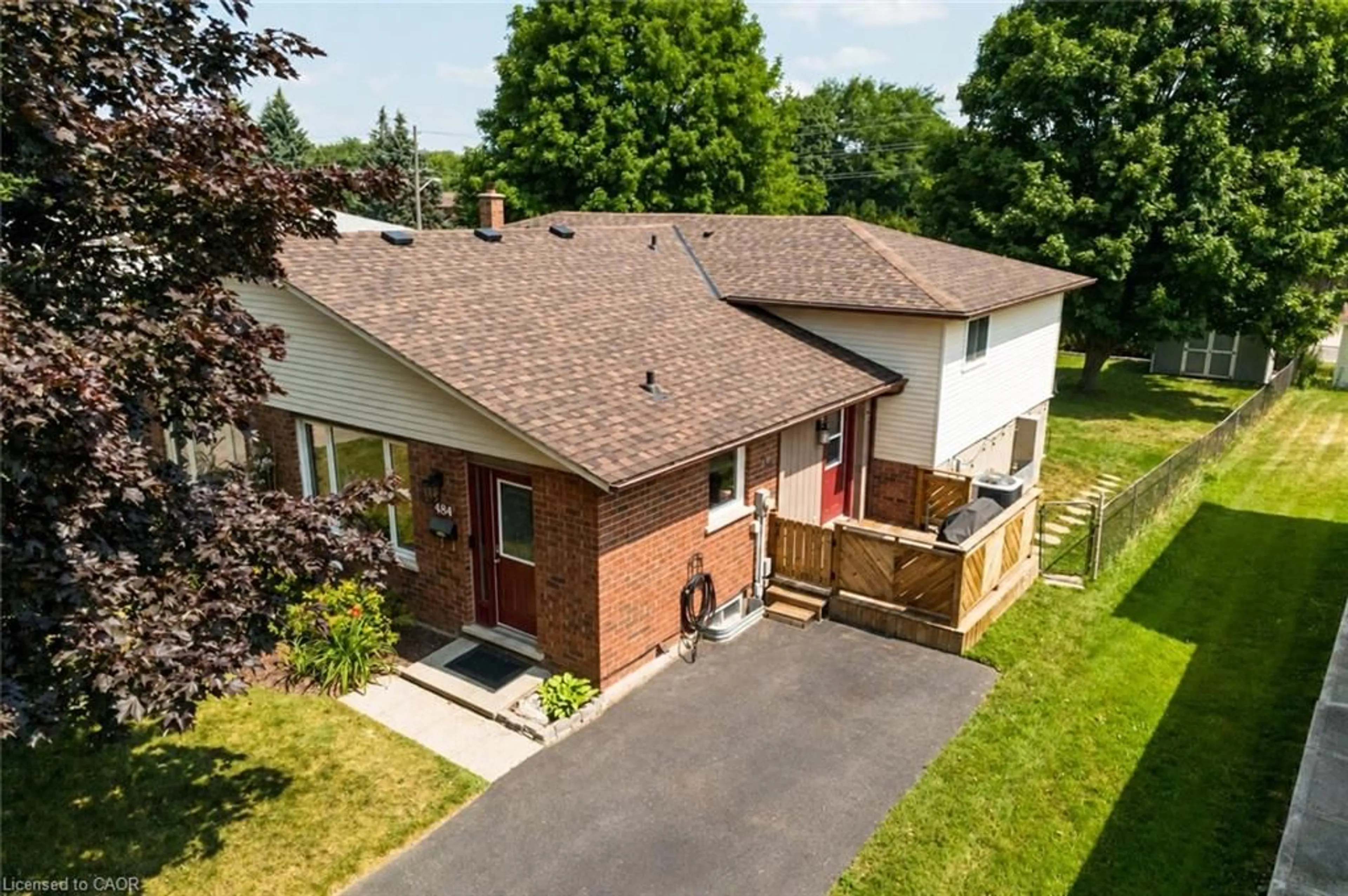 A pic from outside/outdoor area/front of a property/back of a property/a pic from drone, street for 484 Redfox Rd #B, Waterloo Ontario N2K 2V8