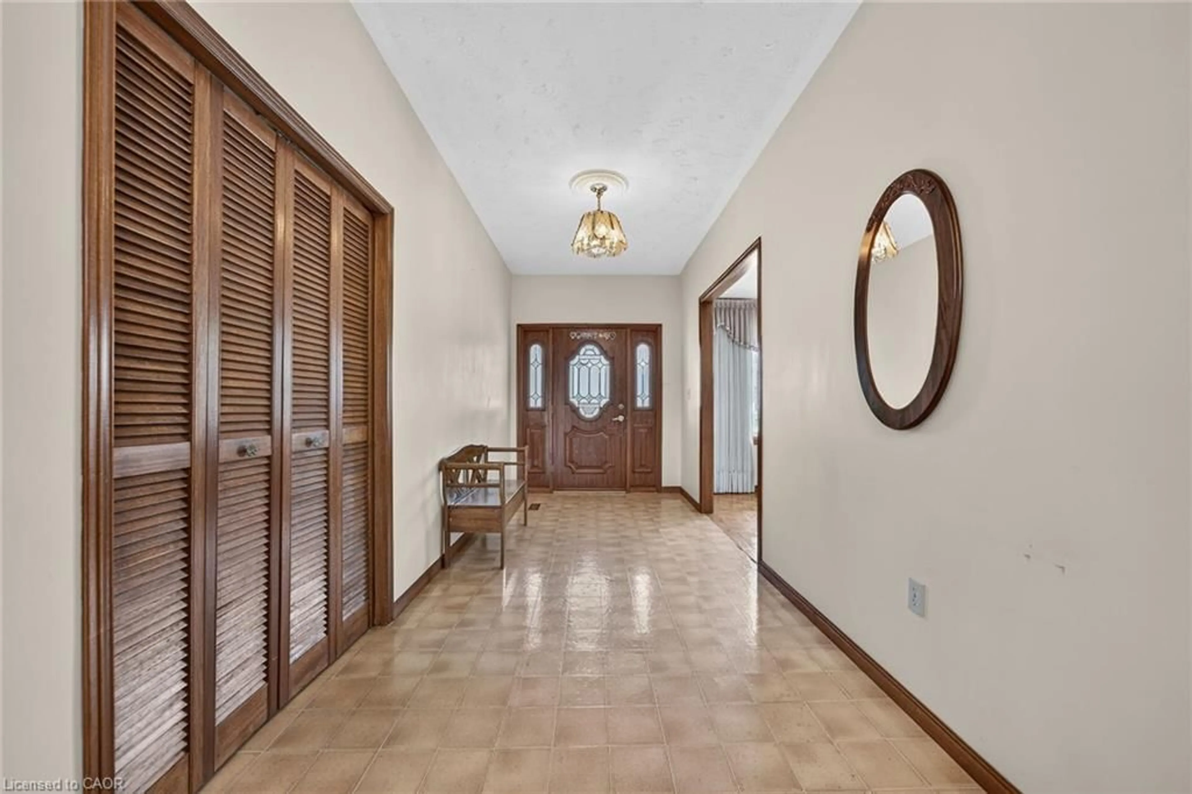 Indoor foyer for 1163 Greenhill Ave, Hamilton Ontario L8G 4X1
