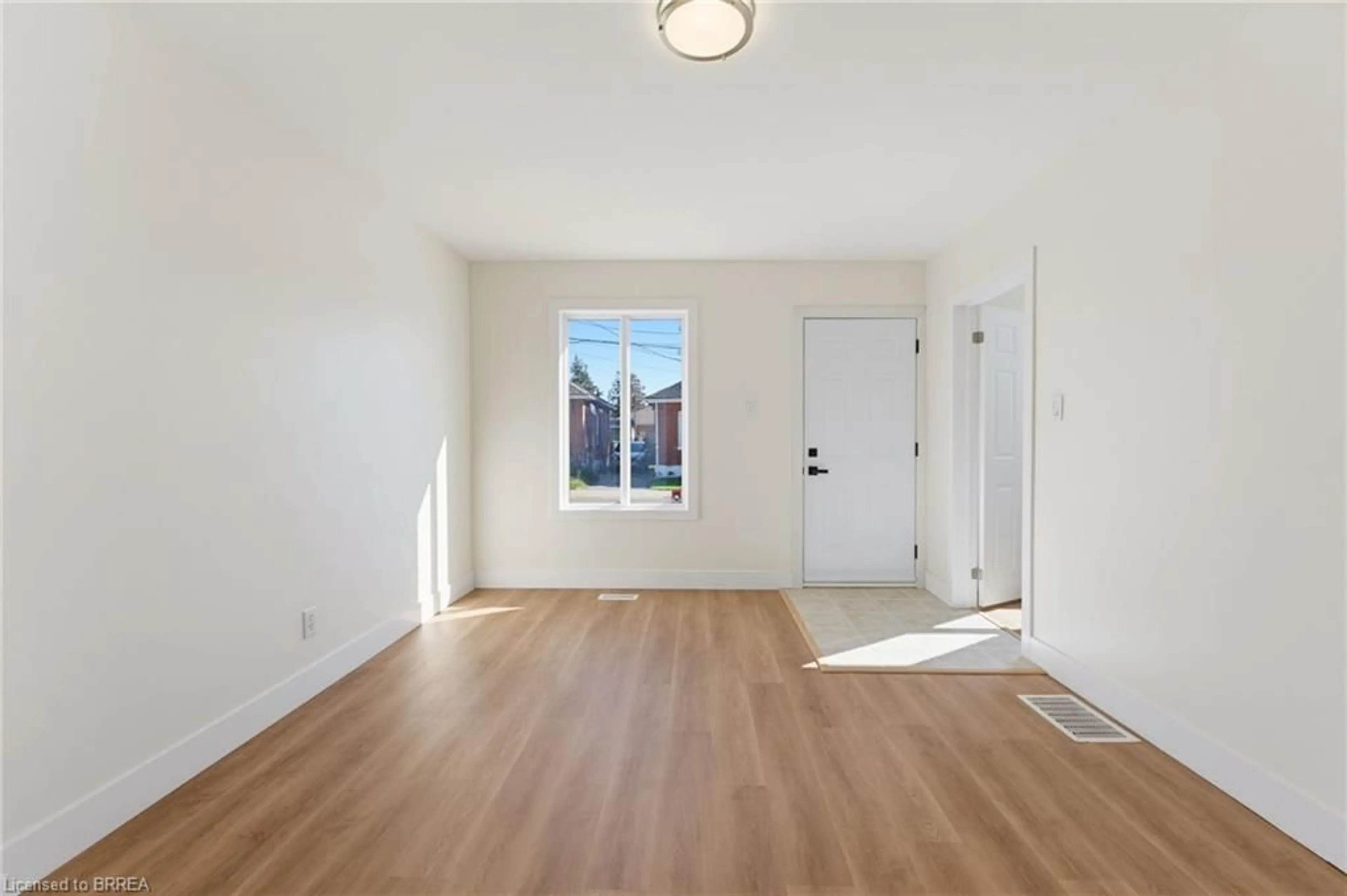 Indoor entryway for 48 Maitland St, Brantford Ontario N3S 6L1
