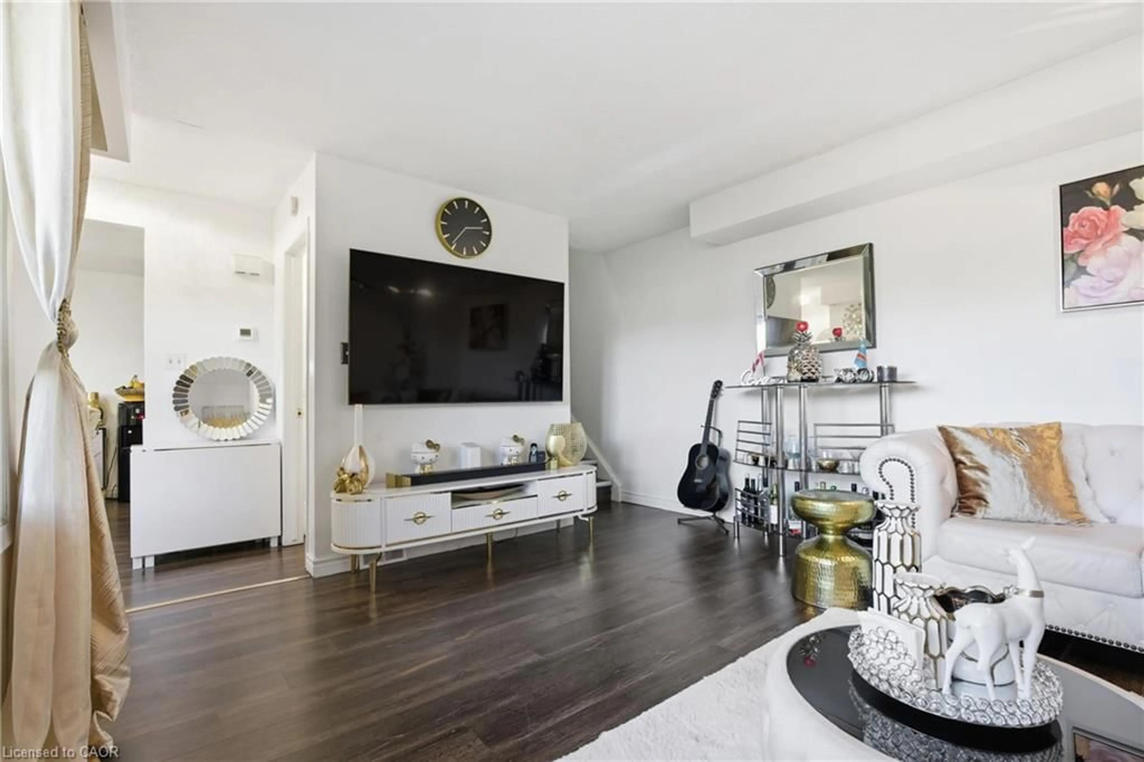 Living room with furniture, wood/laminate floor for 423 Westwood Dr #43, Kitchener Ontario N2M 5B5
