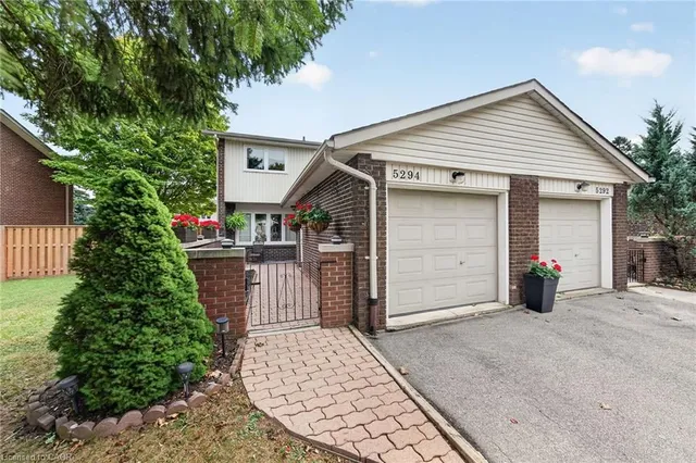 5294 Bromley Rd, Burlington 5