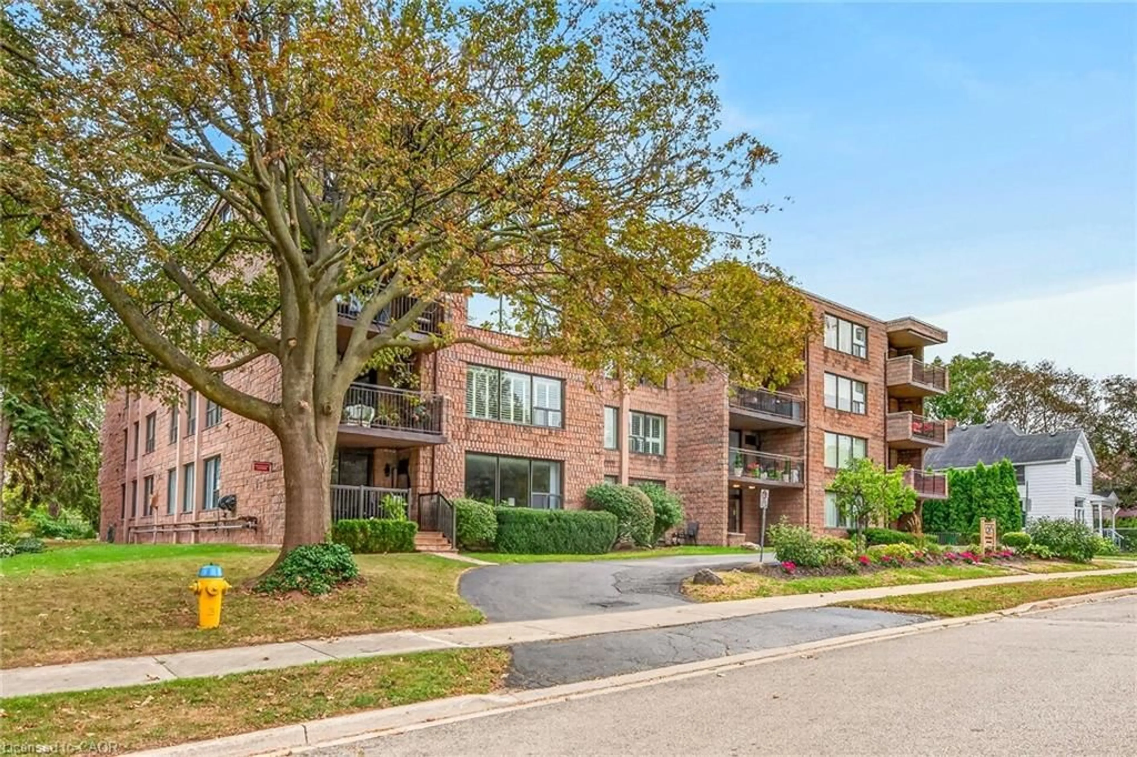 Home with brick exterior material, street for 28 Robinson St #101, Grimsby Ontario L3M 3C9