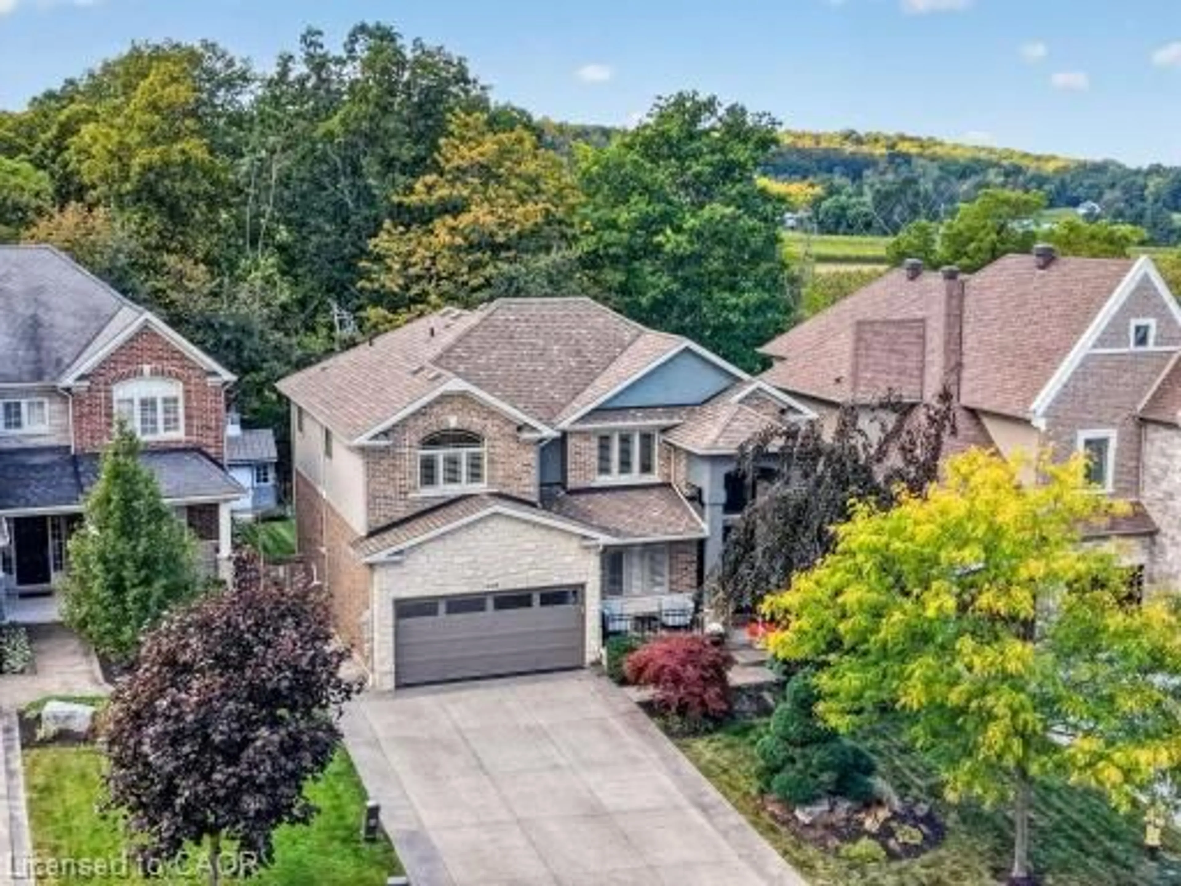 A pic from outside/outdoor area/front of a property/back of a property/a pic from drone, street for 4088 Highland Park Dr, Beamsville Ontario L3J 0L7