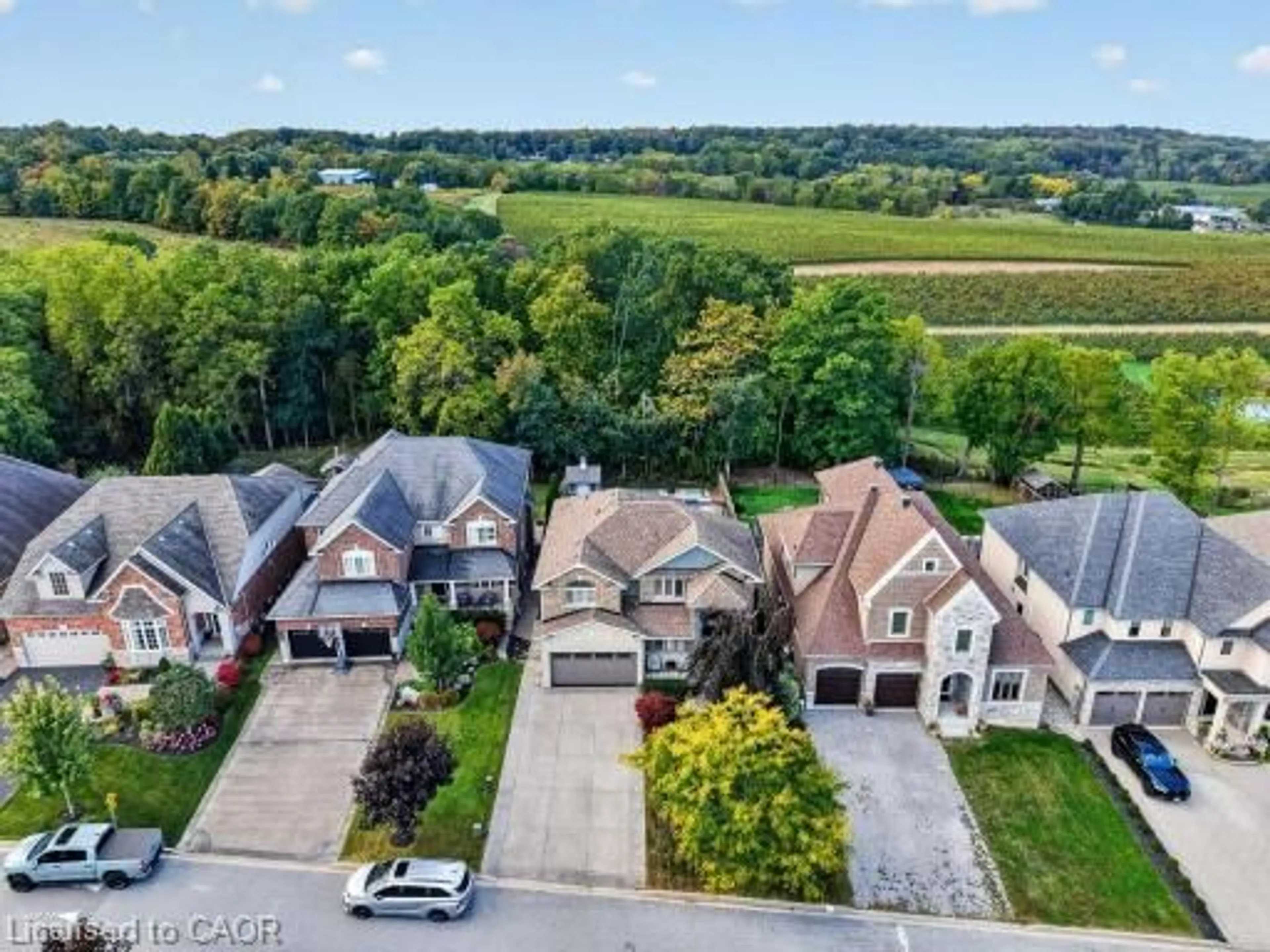 A pic from outside/outdoor area/front of a property/back of a property/a pic from drone, unknown for 4088 Highland Park Dr, Beamsville Ontario L3J 0L7