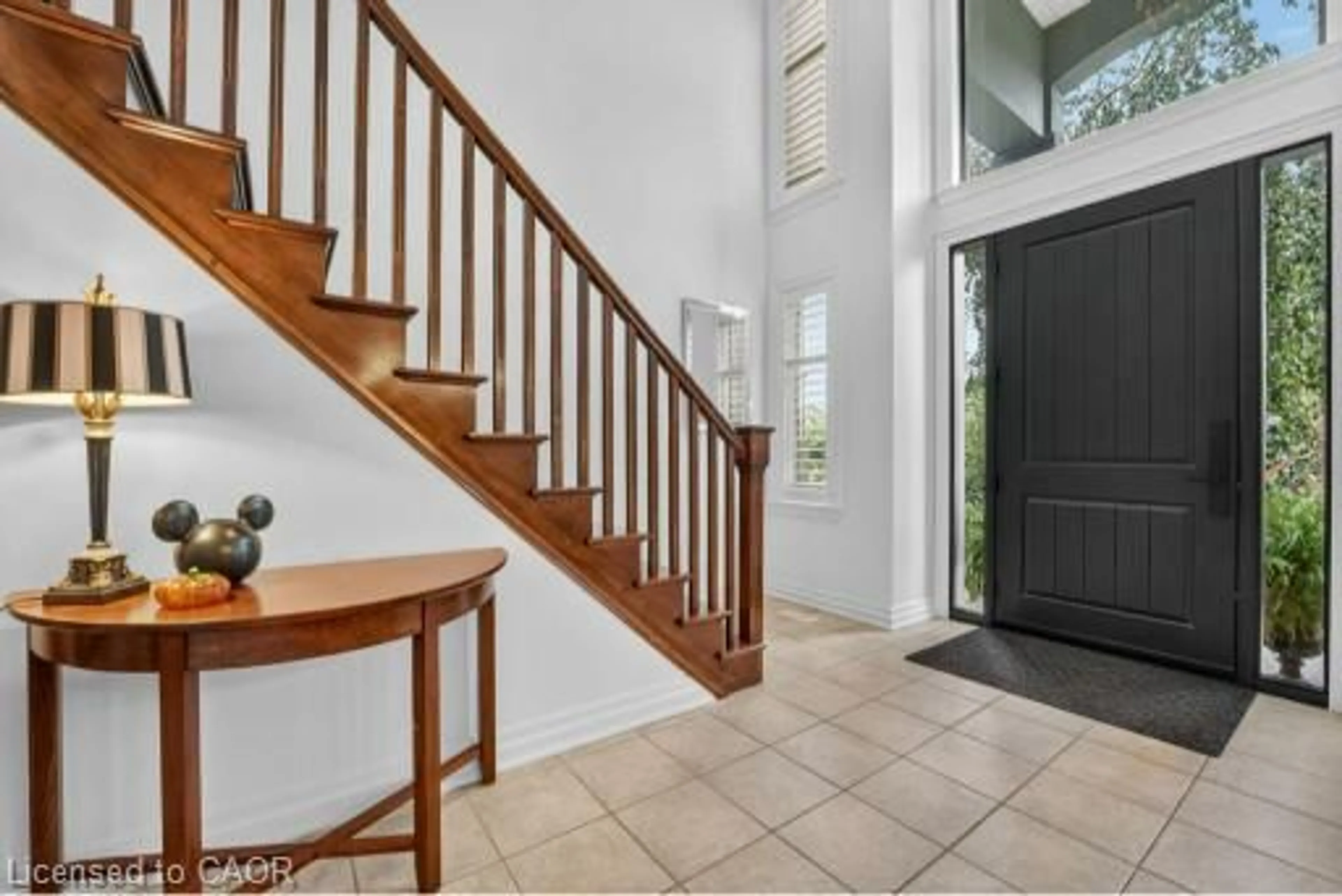 Indoor entryway for 4088 Highland Park Dr, Beamsville Ontario L3J 0L7
