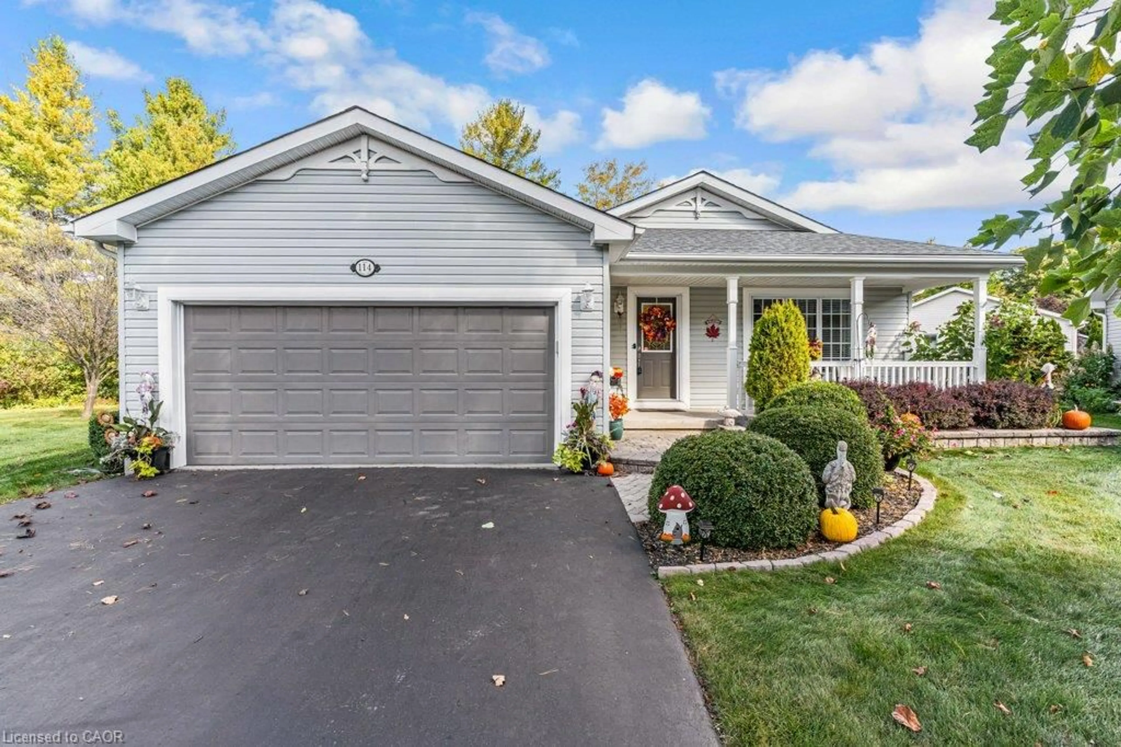 Home with vinyl exterior material, street for 114 Bushmill Cir, Freelton Ontario L8B 1A5