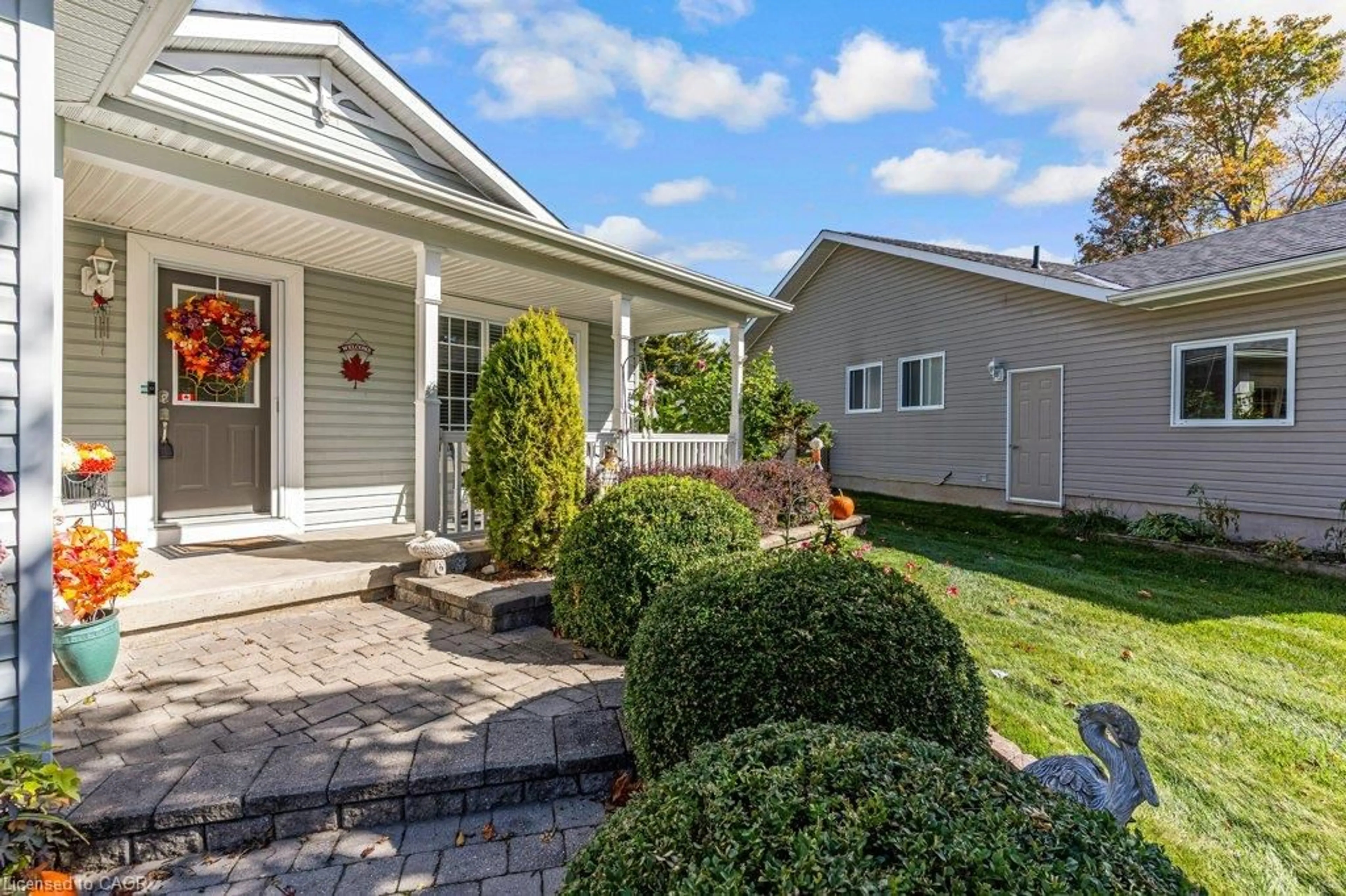 Home with vinyl exterior material, street for 114 Bushmill Cir, Freelton Ontario L8B 1A5