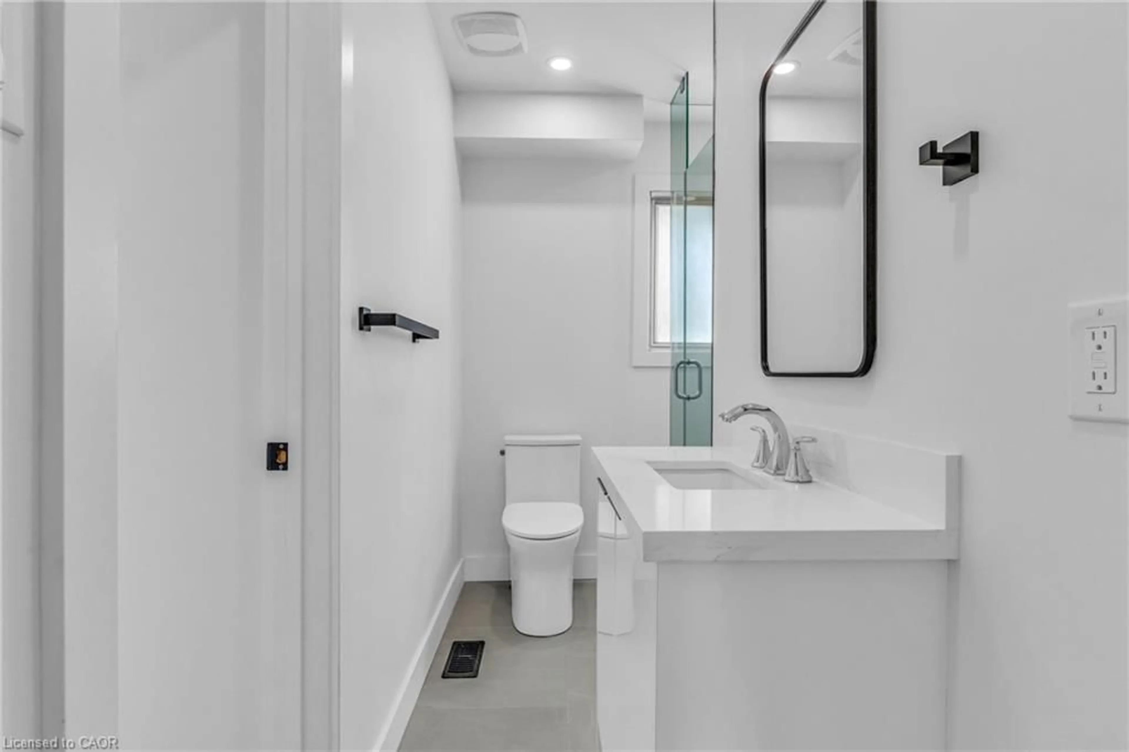 Standard bathroom, ceramic/tile floor for 113 Green Rd, Hamilton Ontario L8G 3W9