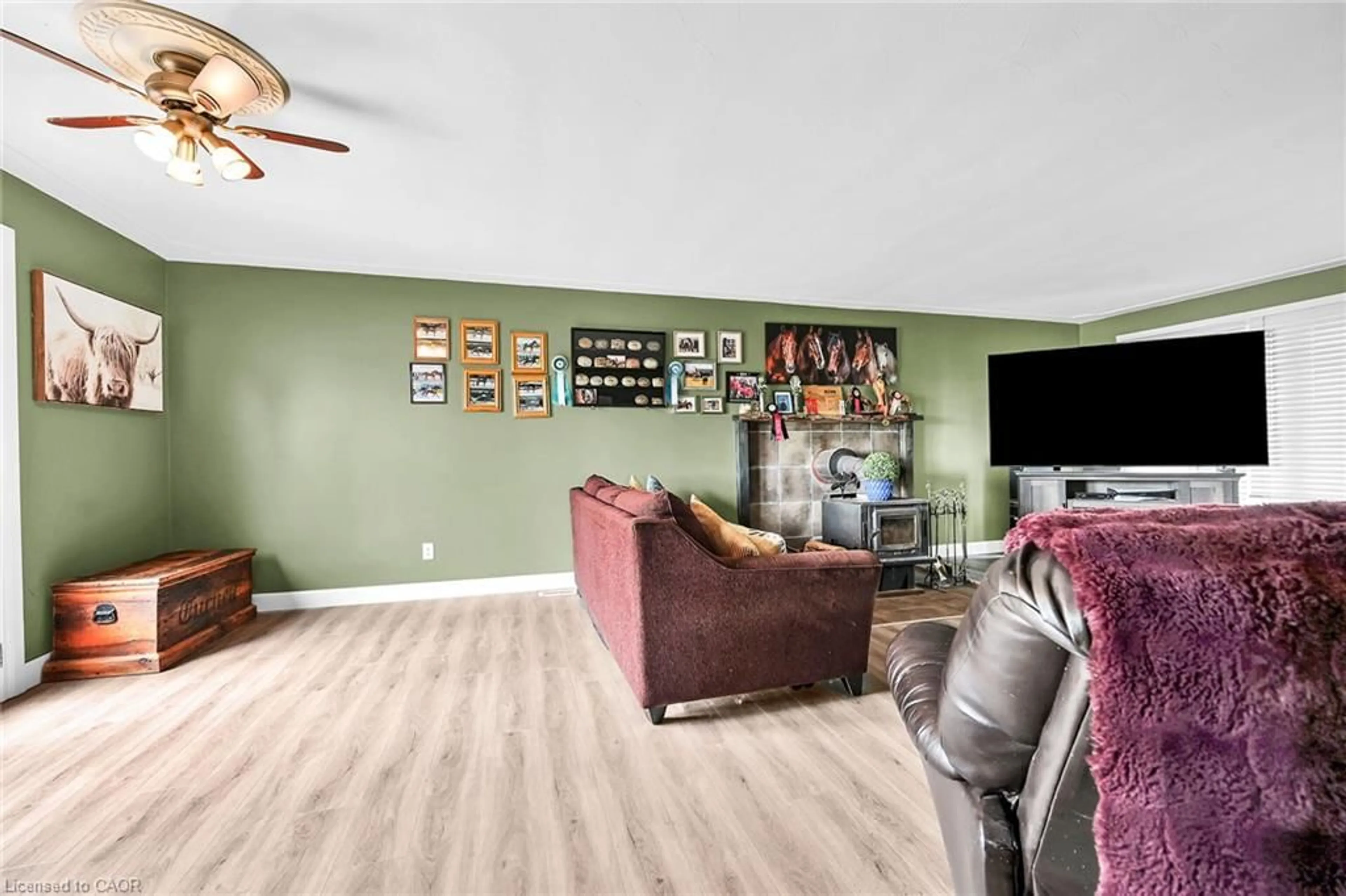 Living room with furniture, unknown for 435 Highway 54 Rd, Brantford Ontario N3T 5L9