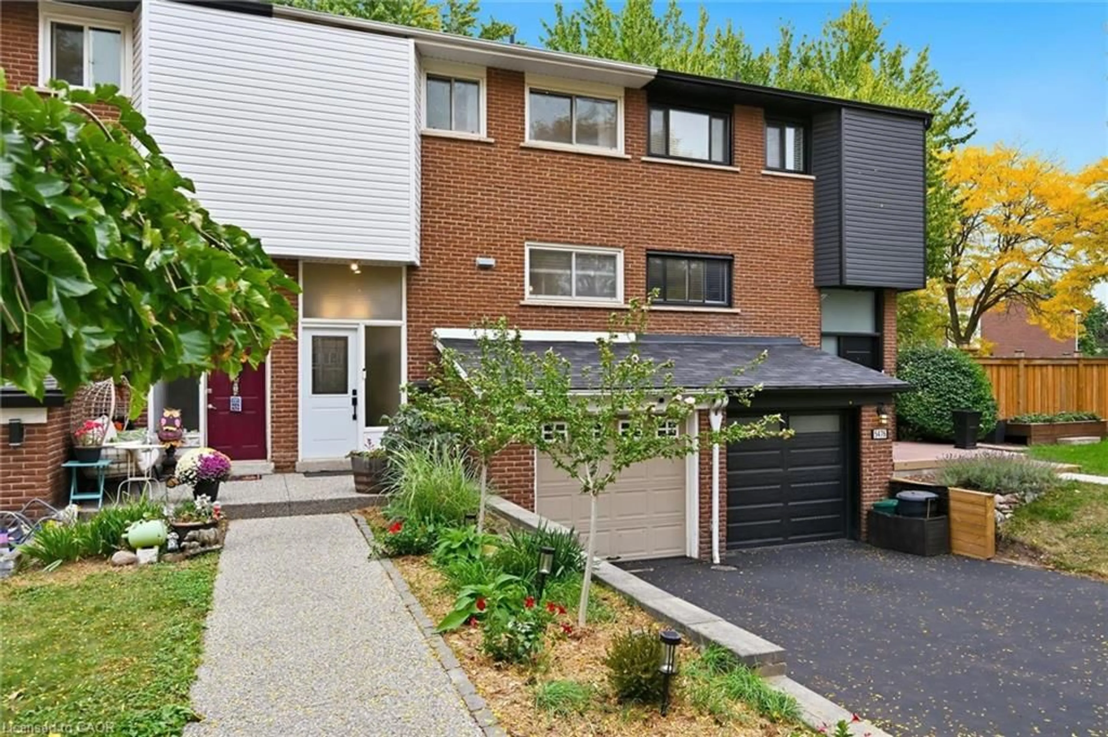 Home with brick exterior material, street for 5474 Schueller Cres, Burlington Ontario L7L 3T2