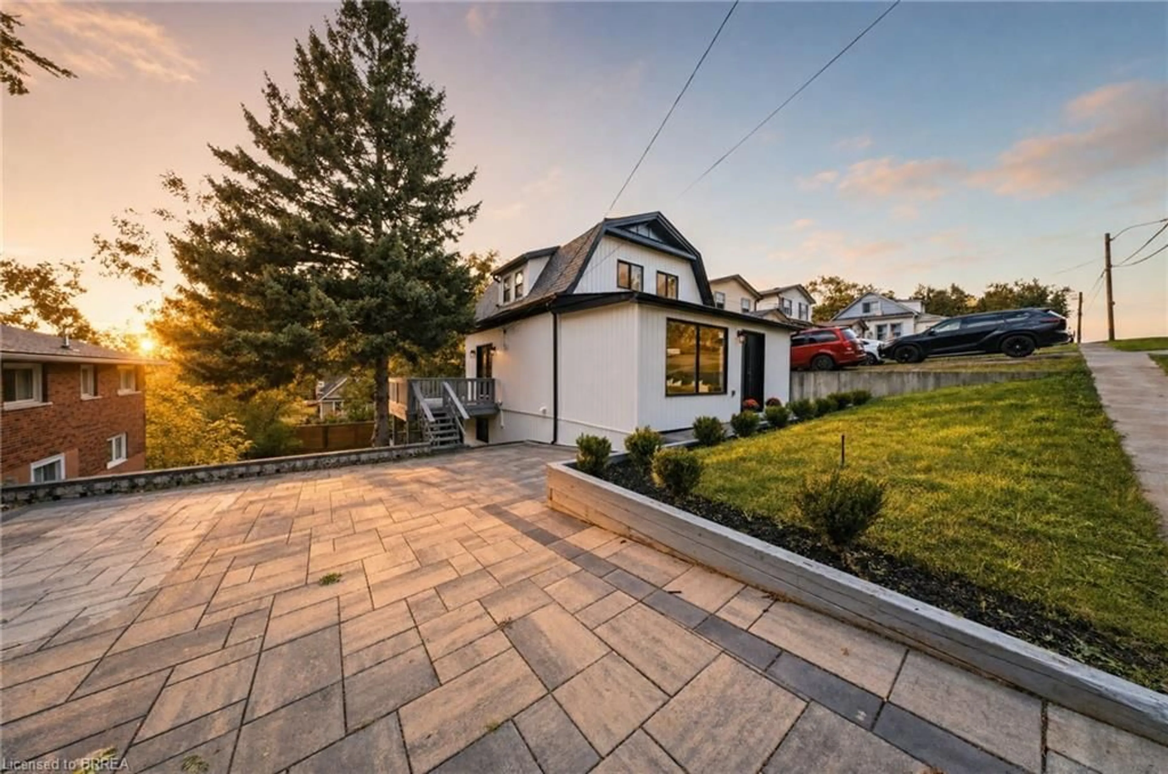 Patio, street for 23 Aberdeen St, Caledonia Ontario N3W 1C8