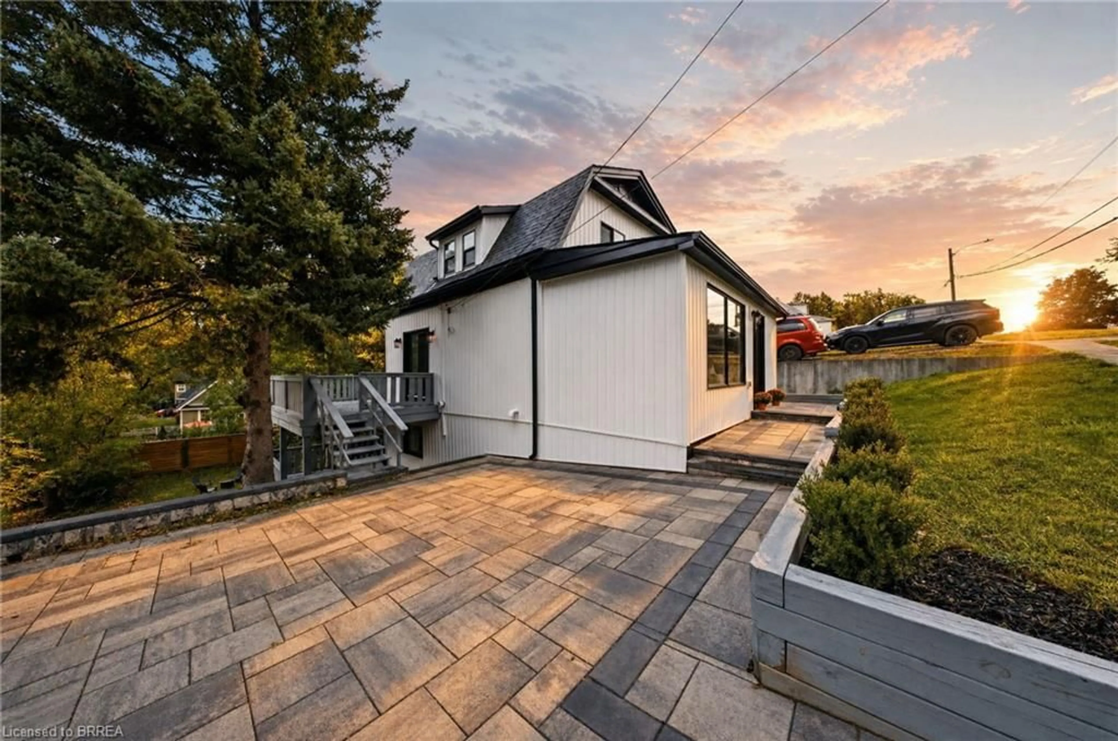 A pic from outside/outdoor area/front of a property/back of a property/a pic from drone, street for 23 Aberdeen St, Caledonia Ontario N3W 1C8