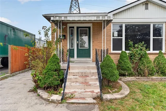 11 Selkirk Ave, Hamilton 2