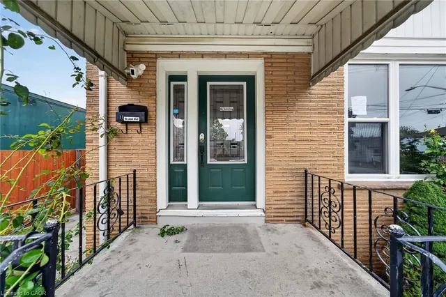 11 Selkirk Ave, Hamilton 4