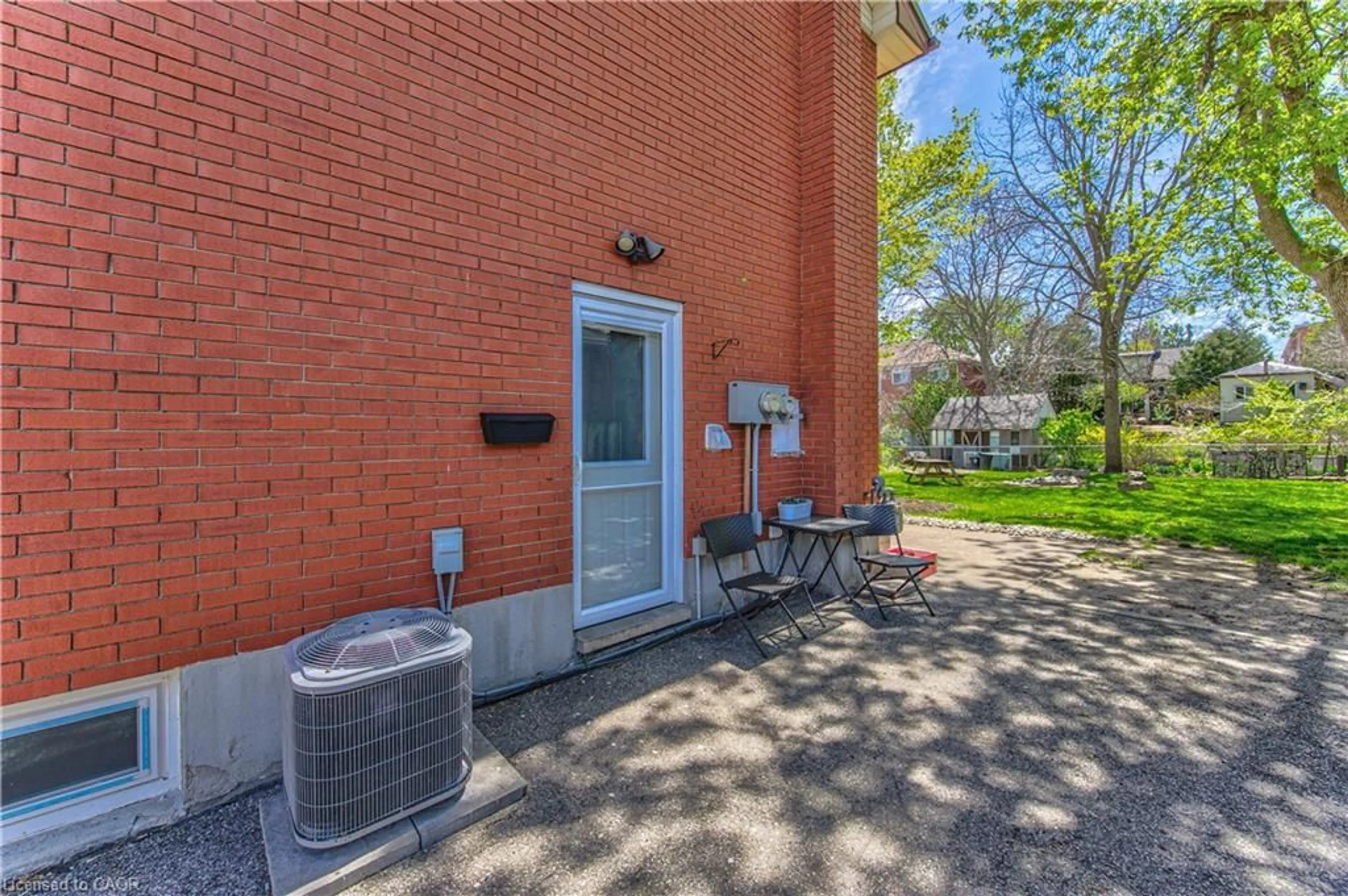 Patio, street for 37 Gottscheer Crt, Kitchener Ontario N2M 3L3