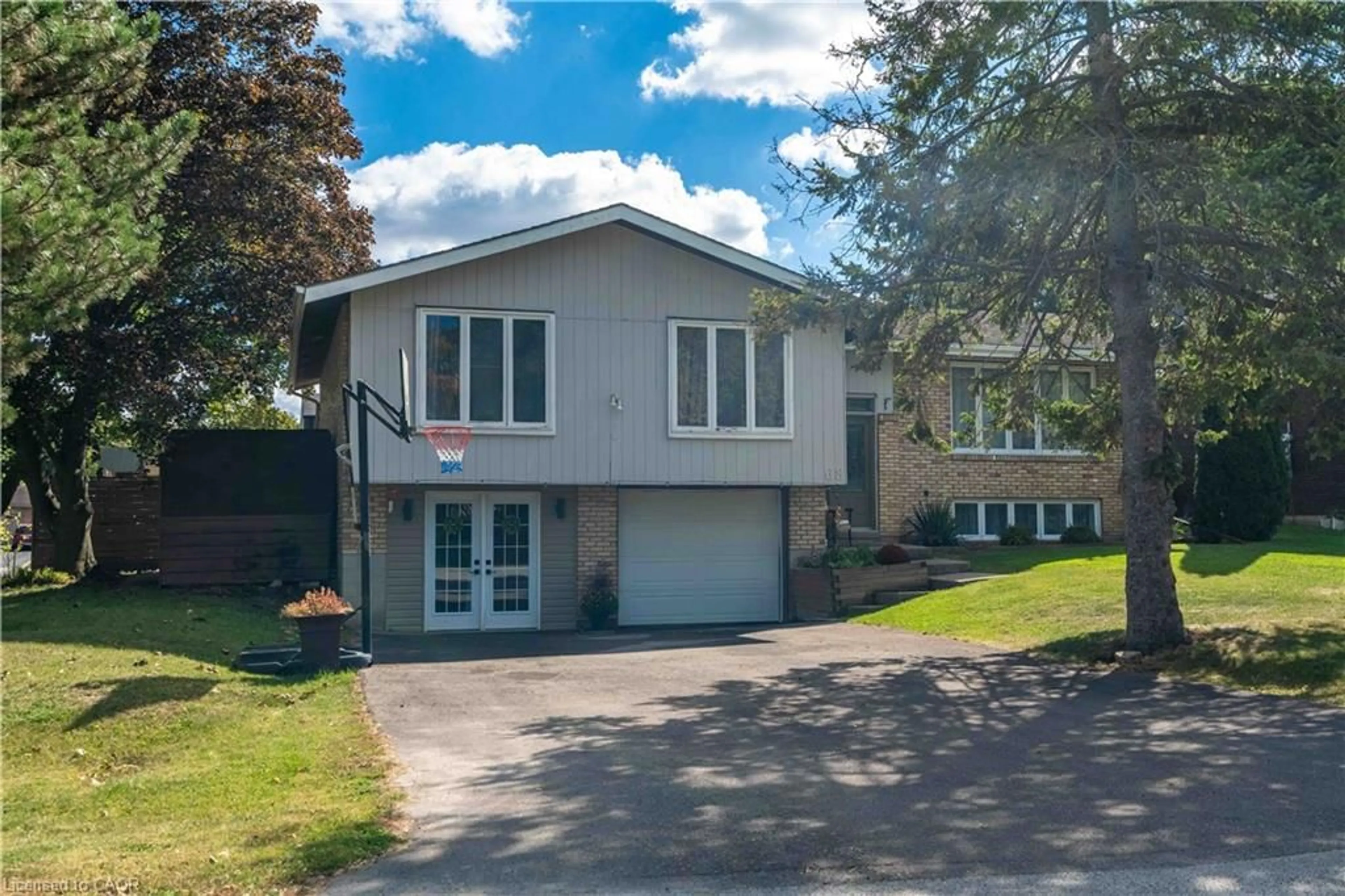 Home with vinyl exterior material, street for 68 Aberdeen St, Caledonia Ontario N3W 1C8