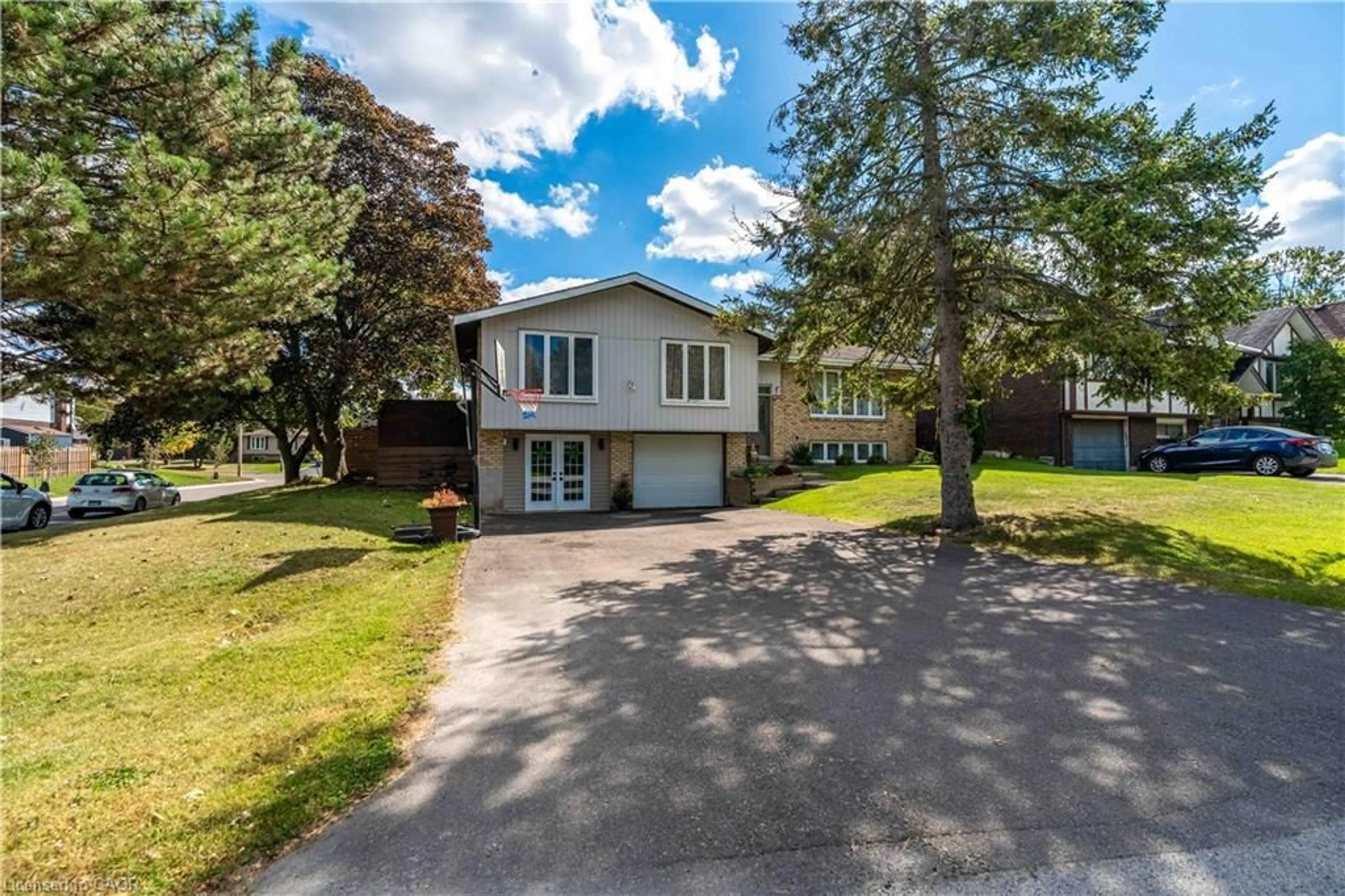 A pic from outside/outdoor area/front of a property/back of a property/a pic from drone, street for 68 Aberdeen St, Caledonia Ontario N3W 1C8